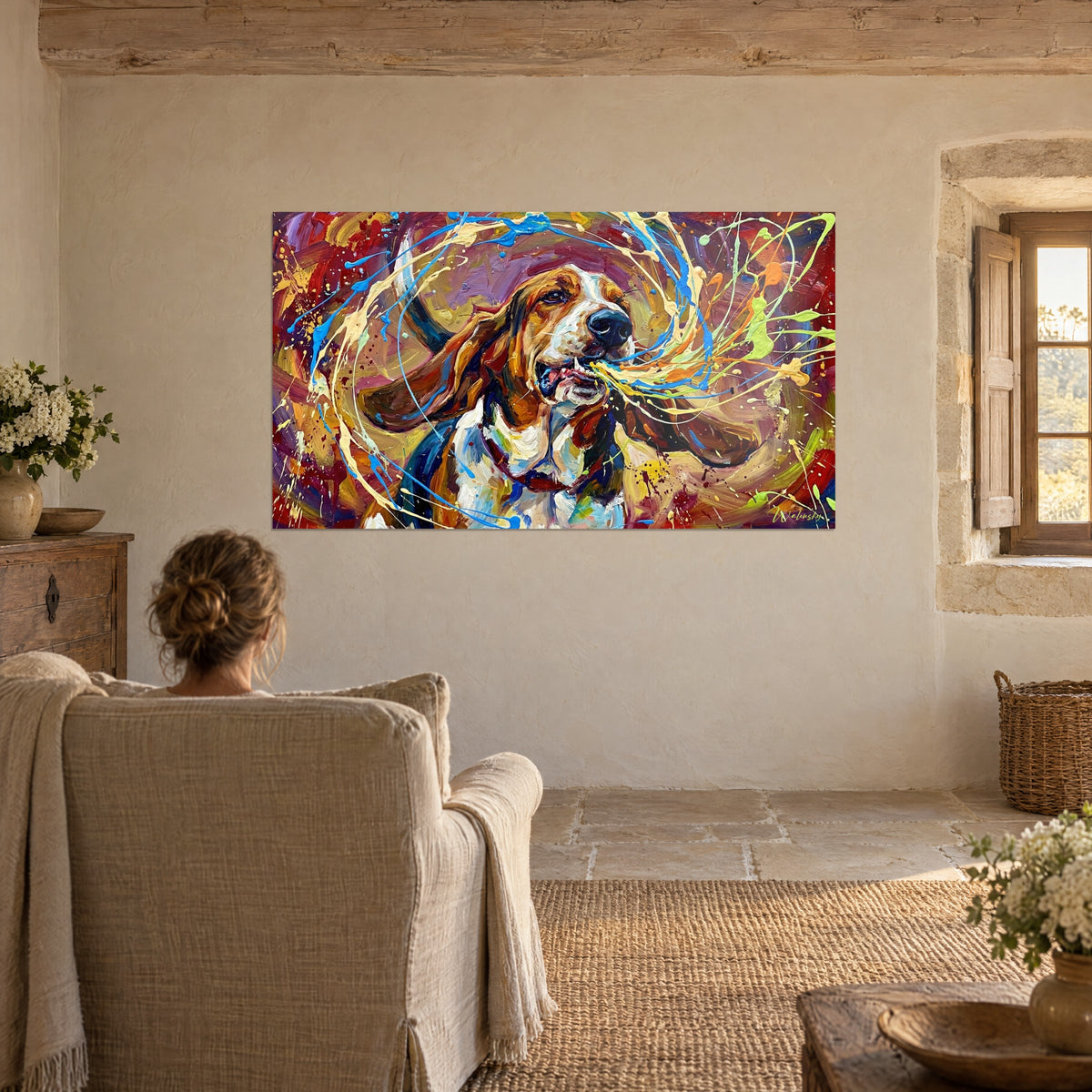 Schilderij kop van een basset hound bespat met anijsgroen en hemelsblauw, tegenover een fauteuil bij een stenen raam
