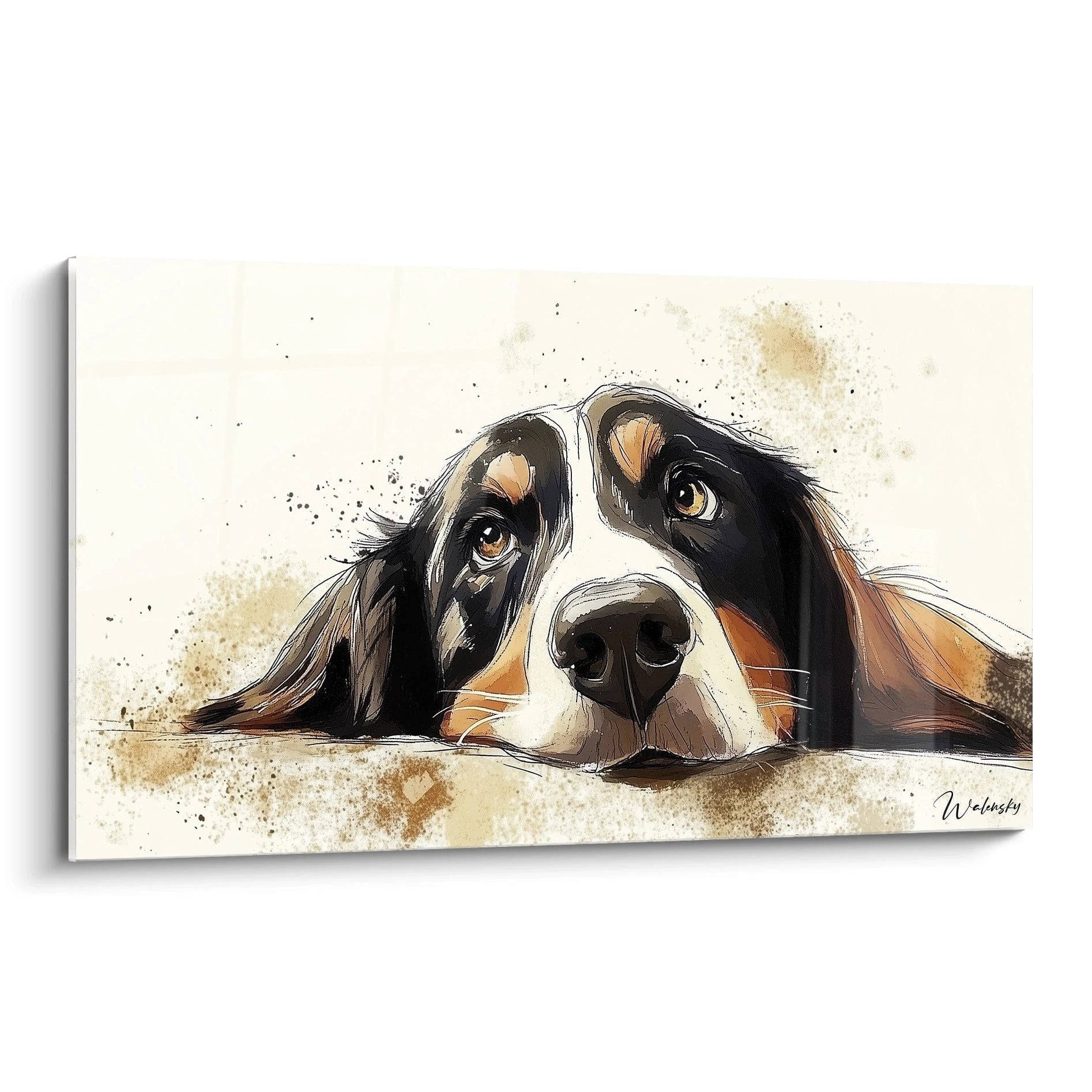 Un tableau basset hound représentant un portrait rapproché de chien aux longues oreilles tombantes, avec des yeux ambrés expressifs. Teintes de noir, blanc et marron sur fond beige texturé avec éclaboussures artistiques.
