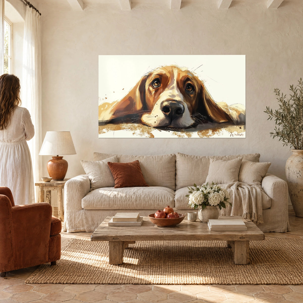 Quadro basset hound con grandi orecchie marroni e crema, sguardo dolce, sopra un divano in un soggiorno luminoso