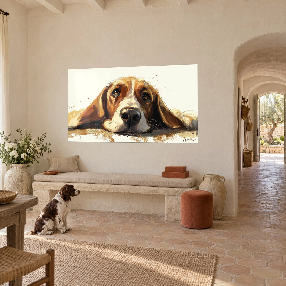 Quadro cane dalle orecchie cadenti ambra e avorio, muso nero lucido, di fronte a uno spaniel seduto, casale provenzale