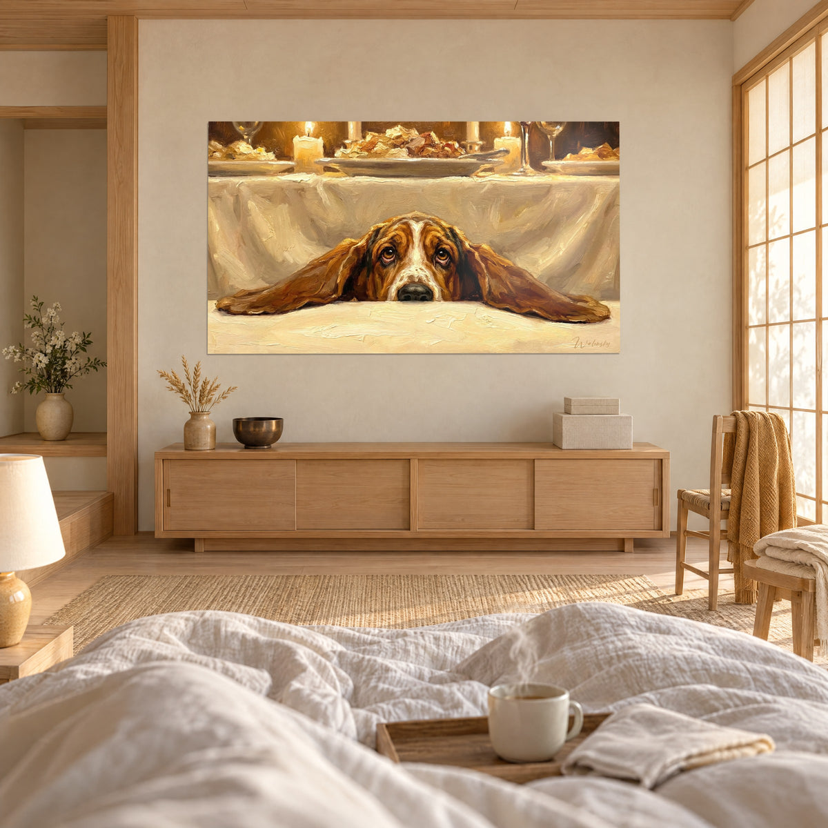 Cuadro de un perrito marrón y blanco de orejas caídas, reflejos anaranjados de velas, mantel marfil, encima de una cama en un dormitorio luminoso