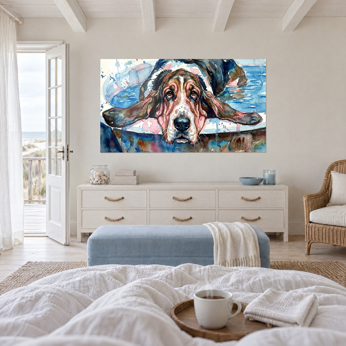 Cuadro de un perro de orejas largas y caídas, marrones y negras, en agua azul, sobre una cama en un dormitorio luminoso