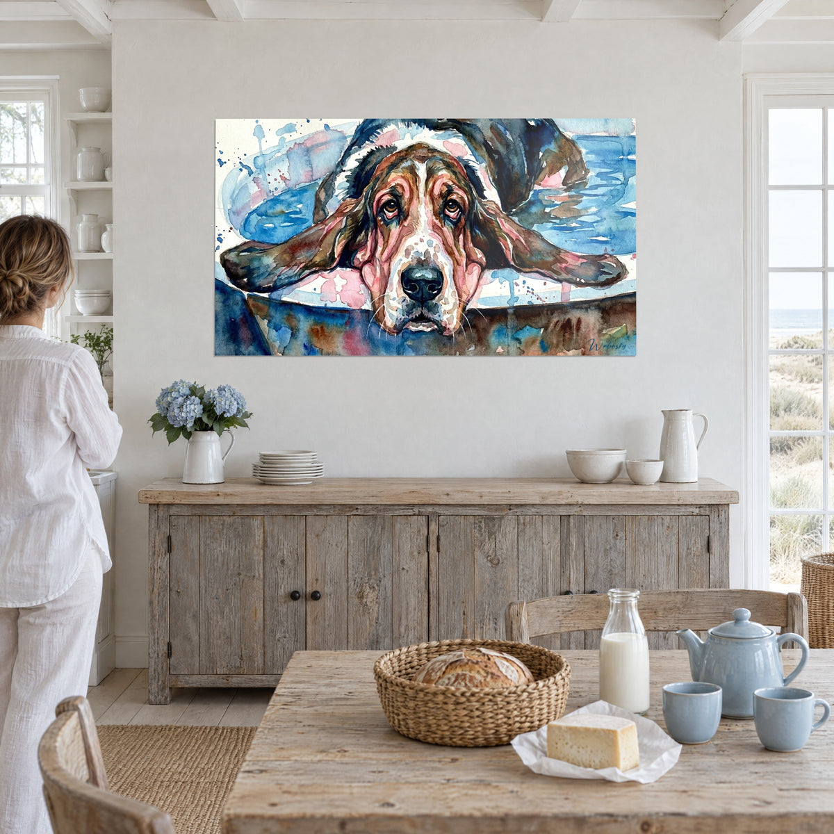Cuadro retrato de un basset de párpados caídos, pelaje rojizo y blanco, salpicaduras azules, en una casa de playa