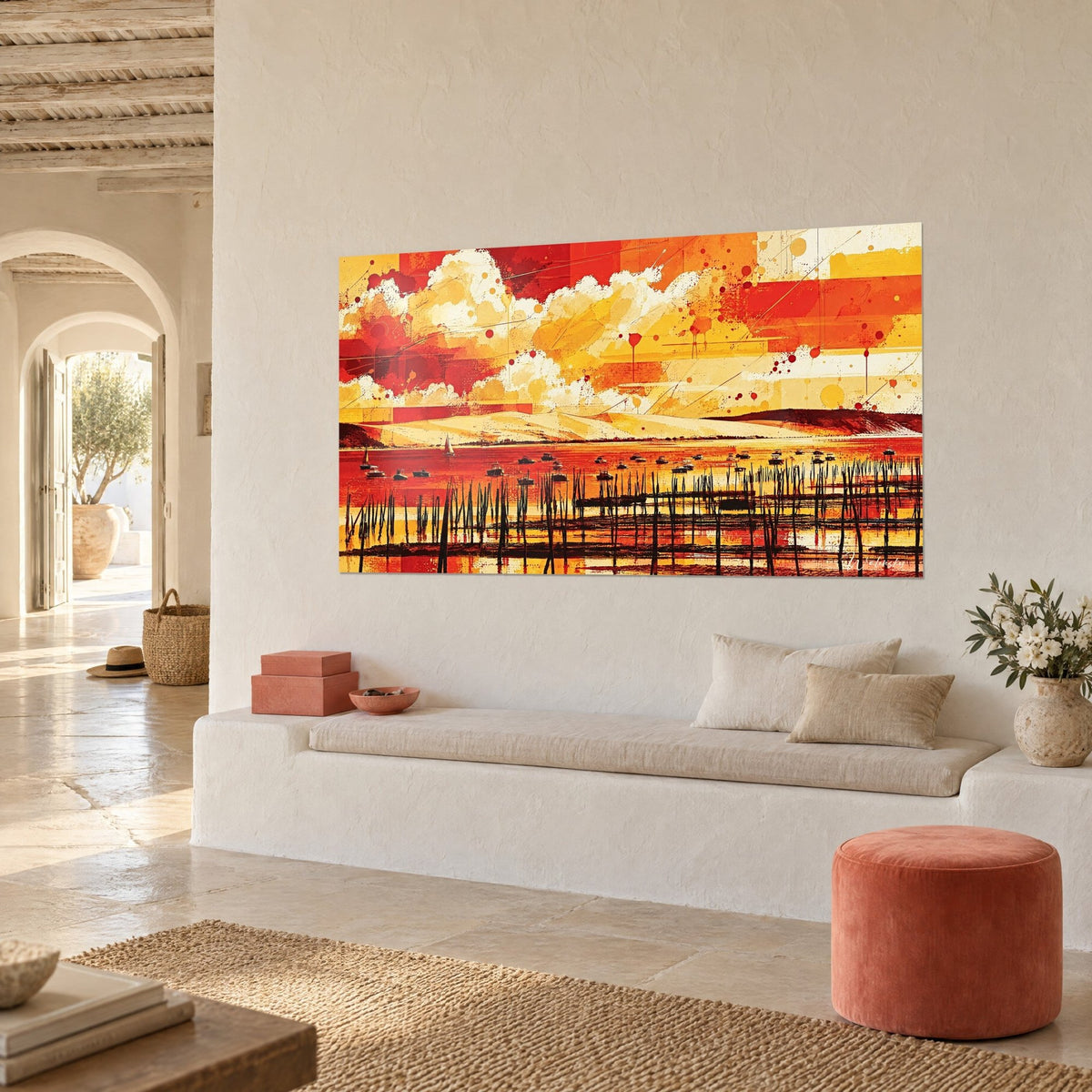 Tableau paysage de baie incandescent, dune pâle et barques noires sur eau vermillon, vue de trois-quarts au-dessus d'une banquette blanche
