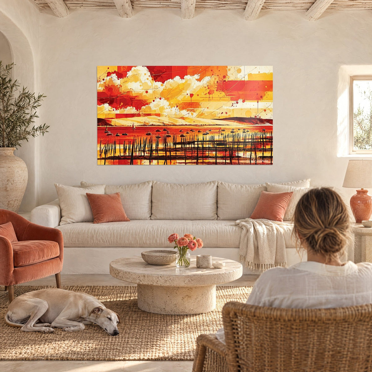 Tableau bassin d'Arcachon rouge et doré, ciel de nuages ocre et piquets d'huîtres, au-dessus d'un canapé dans un salon lumineux