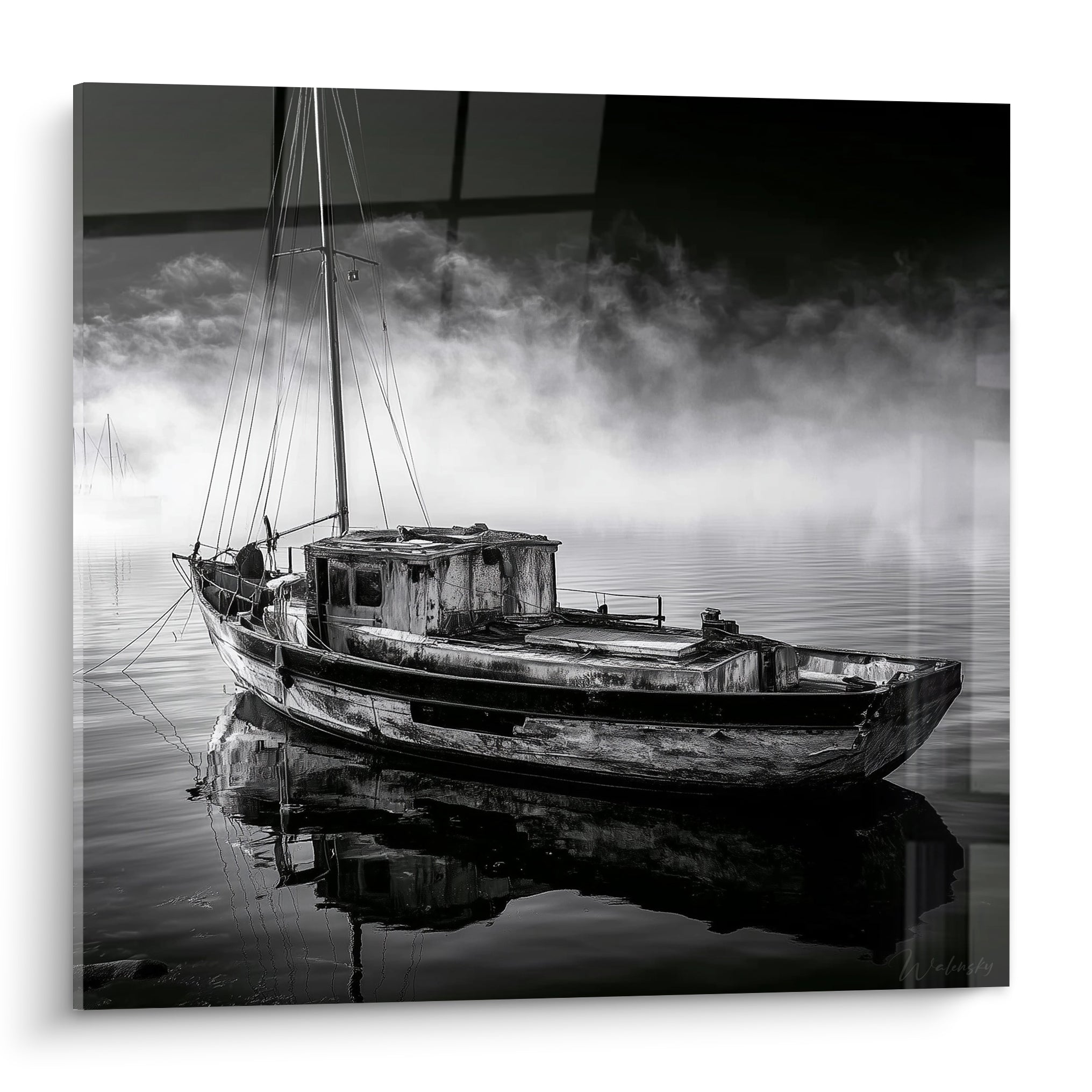 Vieux bateau abstrait gris et noir échoué dans une brume dense sur eau calme