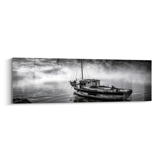 Bateau abstrait en bois usé, coque noire et brume blanche, ambiance photographique en noir et blanc