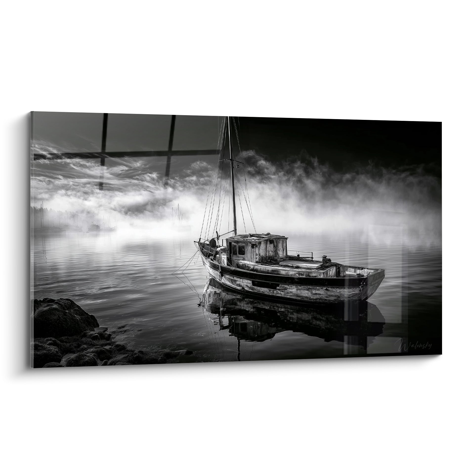 Vieux bateau en bois anthracite et blanc échoué sur une eau immobile enveloppée de brume