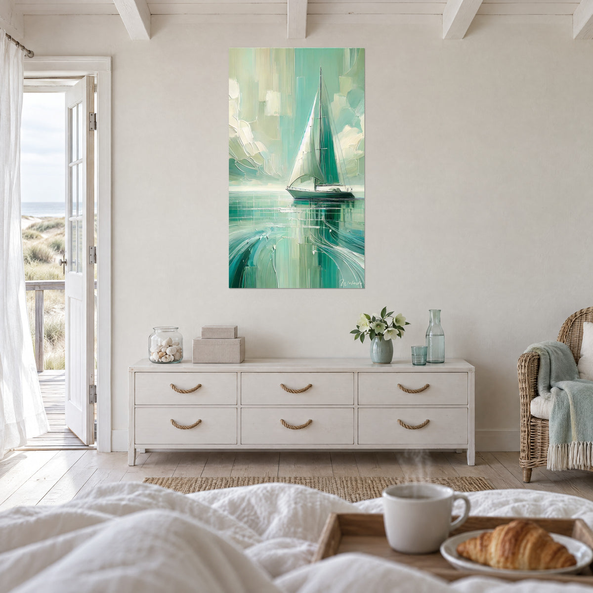 Gemälde eines stilisierten Segelboots, türkisfarbenes, weiß gestreiftes Wasser und lindgrüner Hintergrund, über einem Bett in einem hellen Schlafzimmer