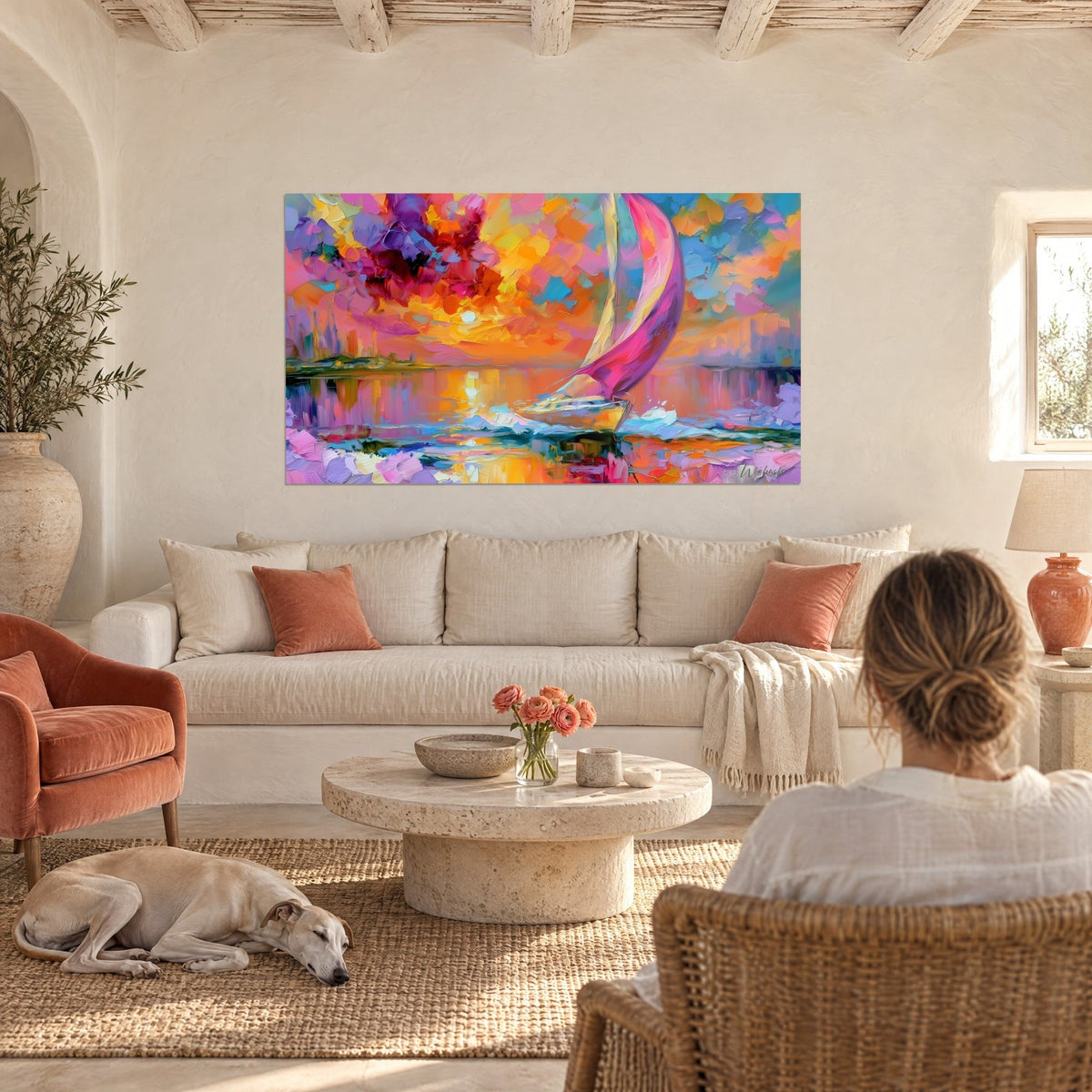 Tableau voilier à la grand-voile fuchsia sur un lac orangé, ciel violet et or, au-dessus d'un canapé dans un salon lumineux