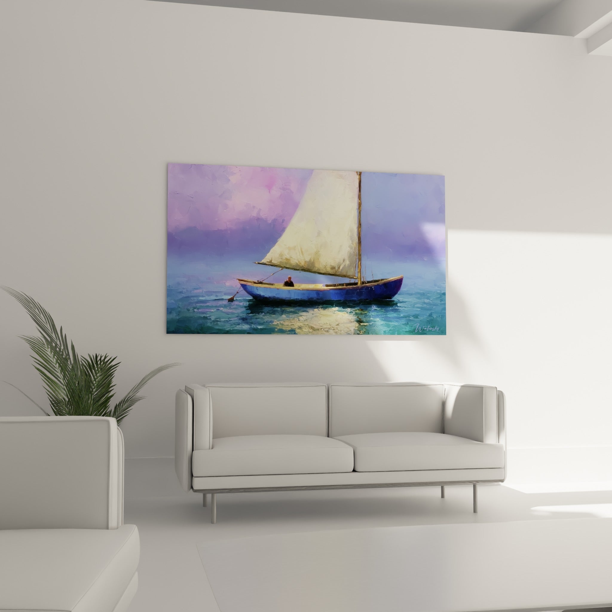 Voile ivoire et coque bleu marine du bateau abstrait au-dessus d'un canapé dans un salon lumineux