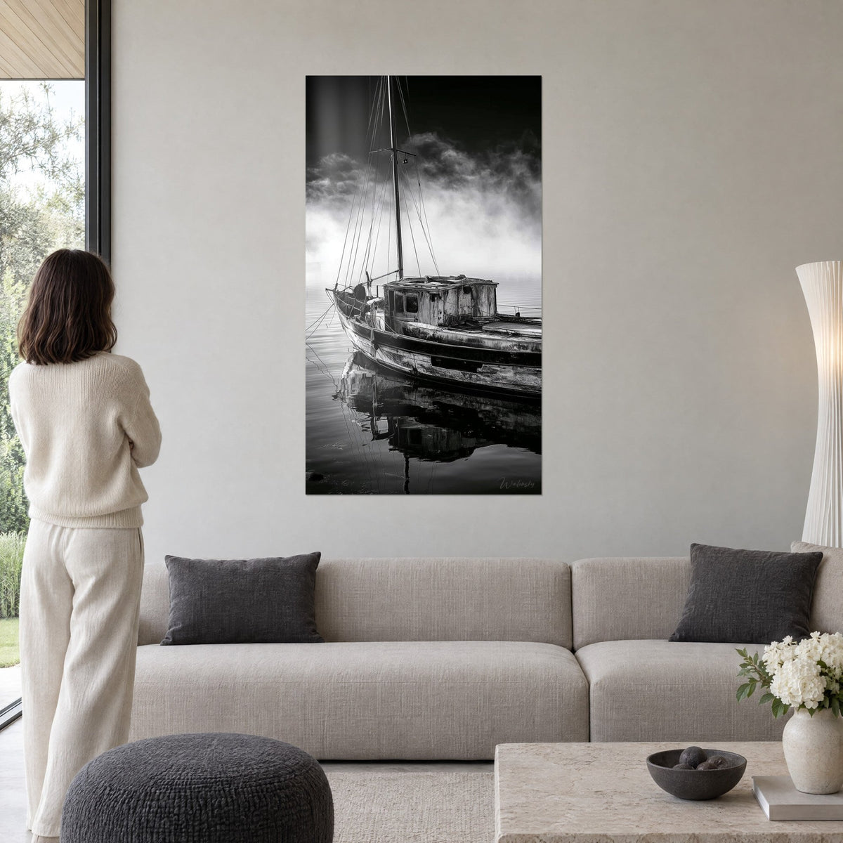 Tableau voilier à cabine rouillée sur eau lisse, brume blanche et ciel noir, au-dessus d'un canapé dans un salon lumineux