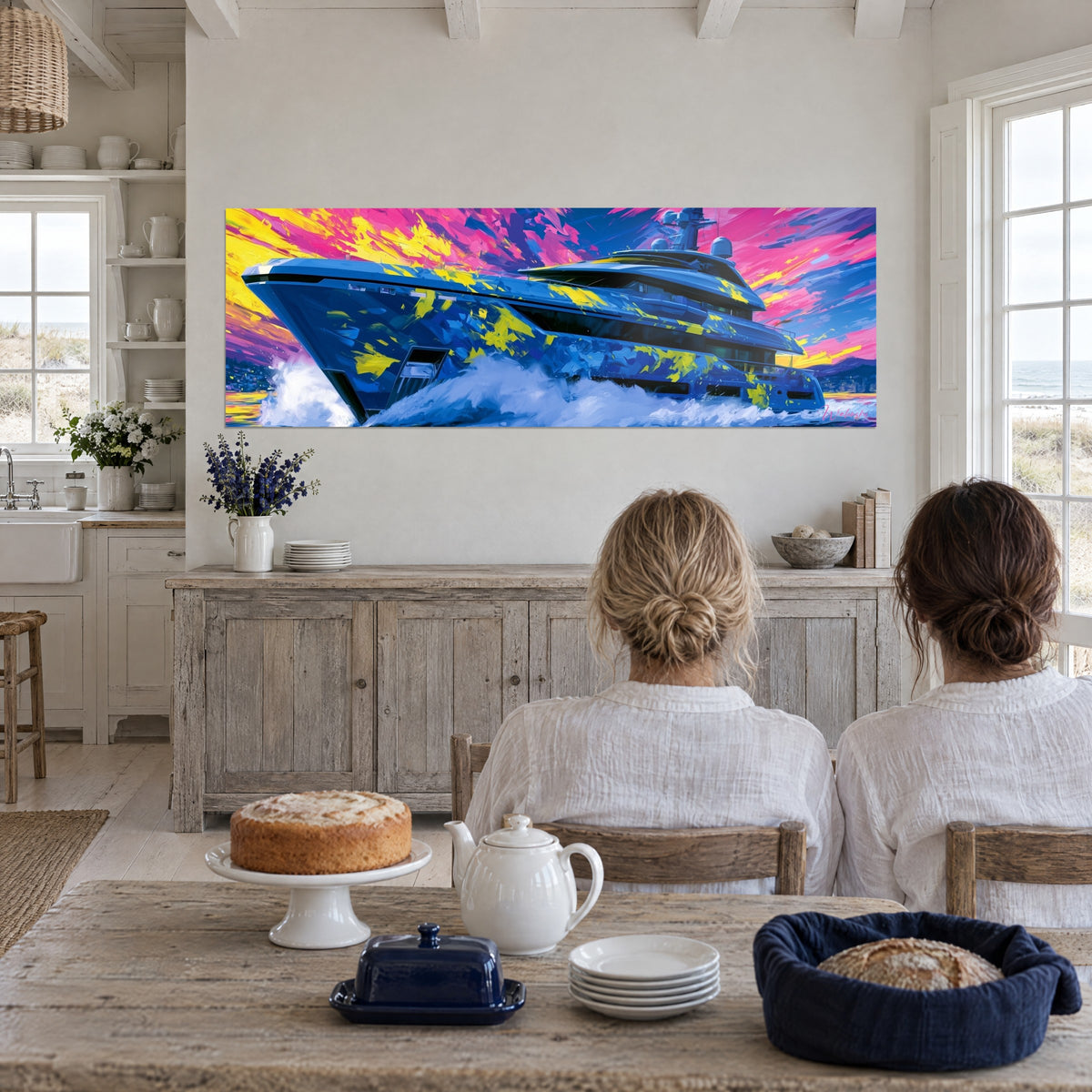 Tableau coque d'un bateau de course bleu marine tachée de jaune vif, nuées roses, deux femmes de dos, dans un séjour de bord de mer