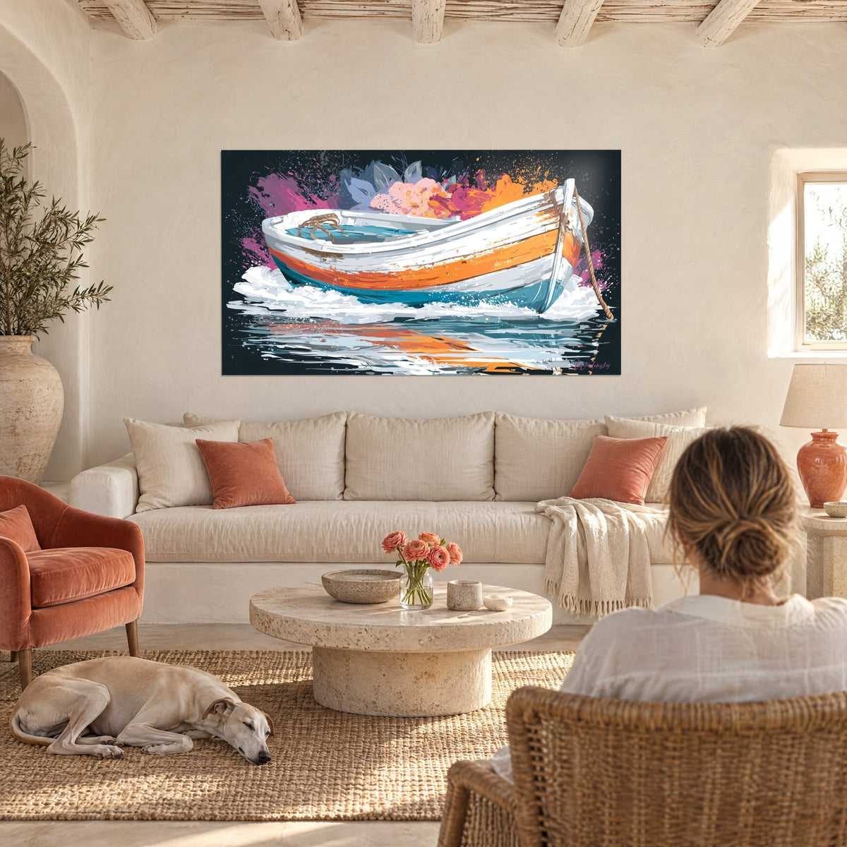 Tableau barque blanche rayée d'orange et de bleu, éclaboussures roses sur fond noir, au-dessus d'un canapé dans un salon lumineux