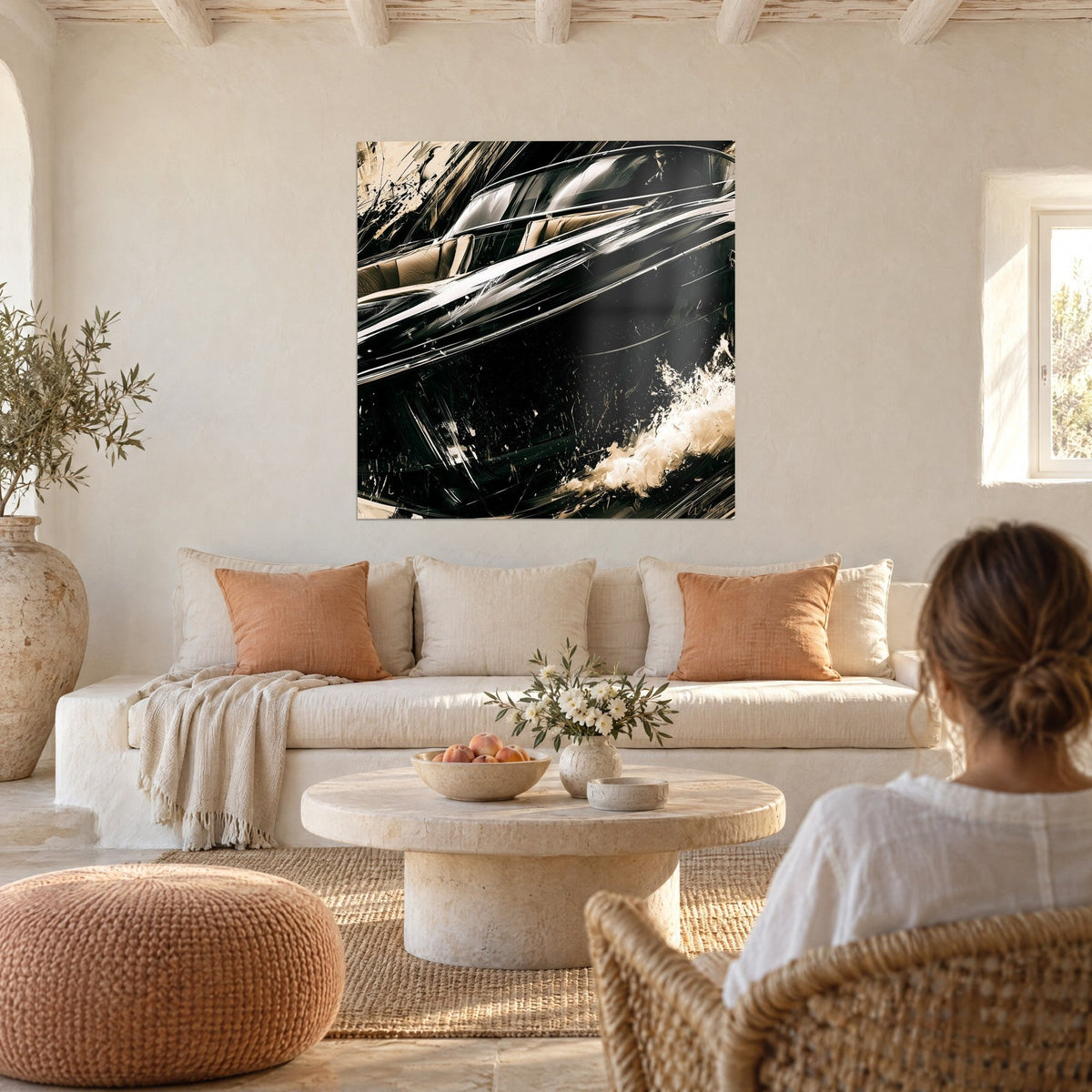 Tableau yacht noir lancé à pleine vitesse, coulures ivoire et éclaboussures dorées, au-dessus d'un canapé dans un salon lumineux