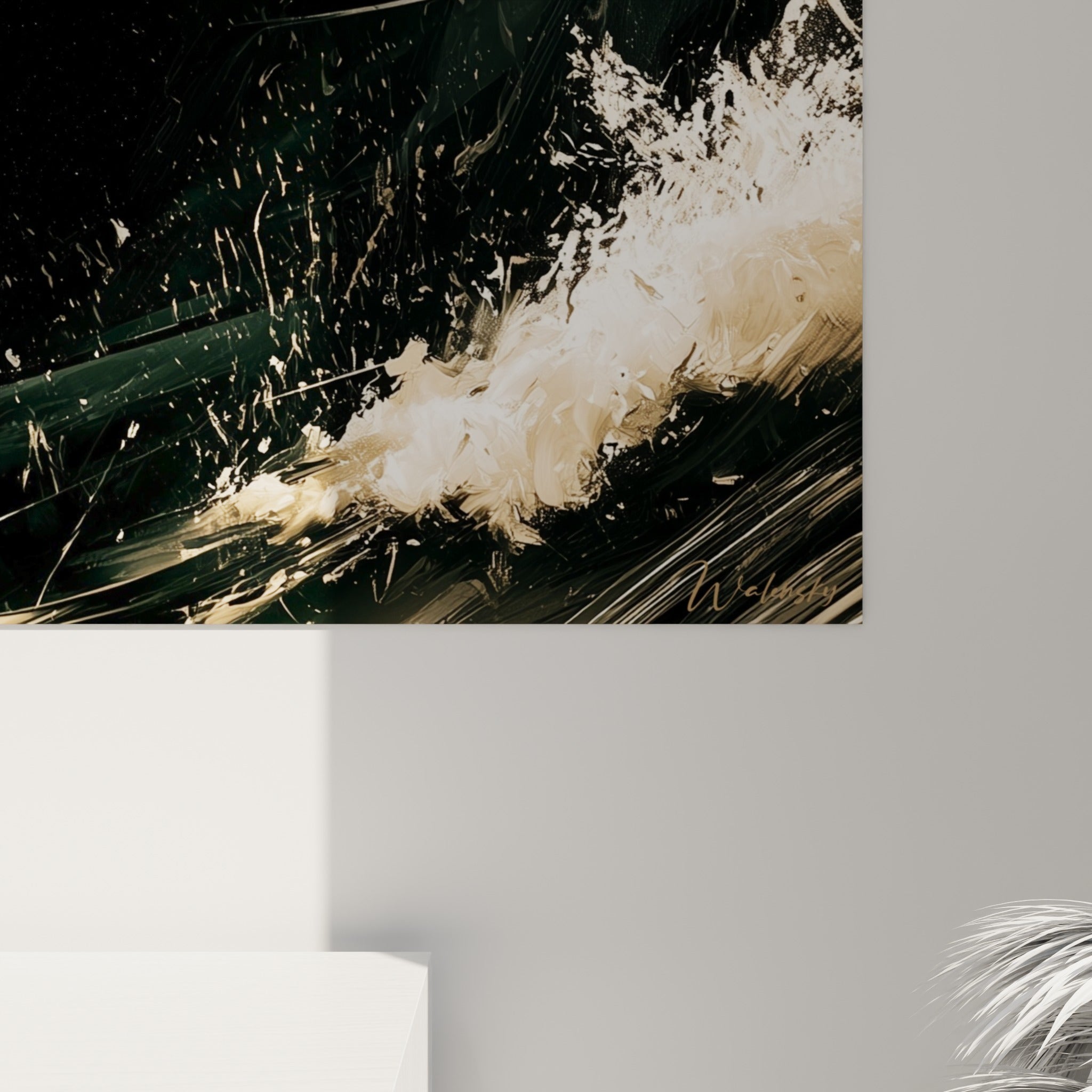 Empâtements noirs et coulures dorées visibles de près sur la toile du bateau abstrait accrochée au mur