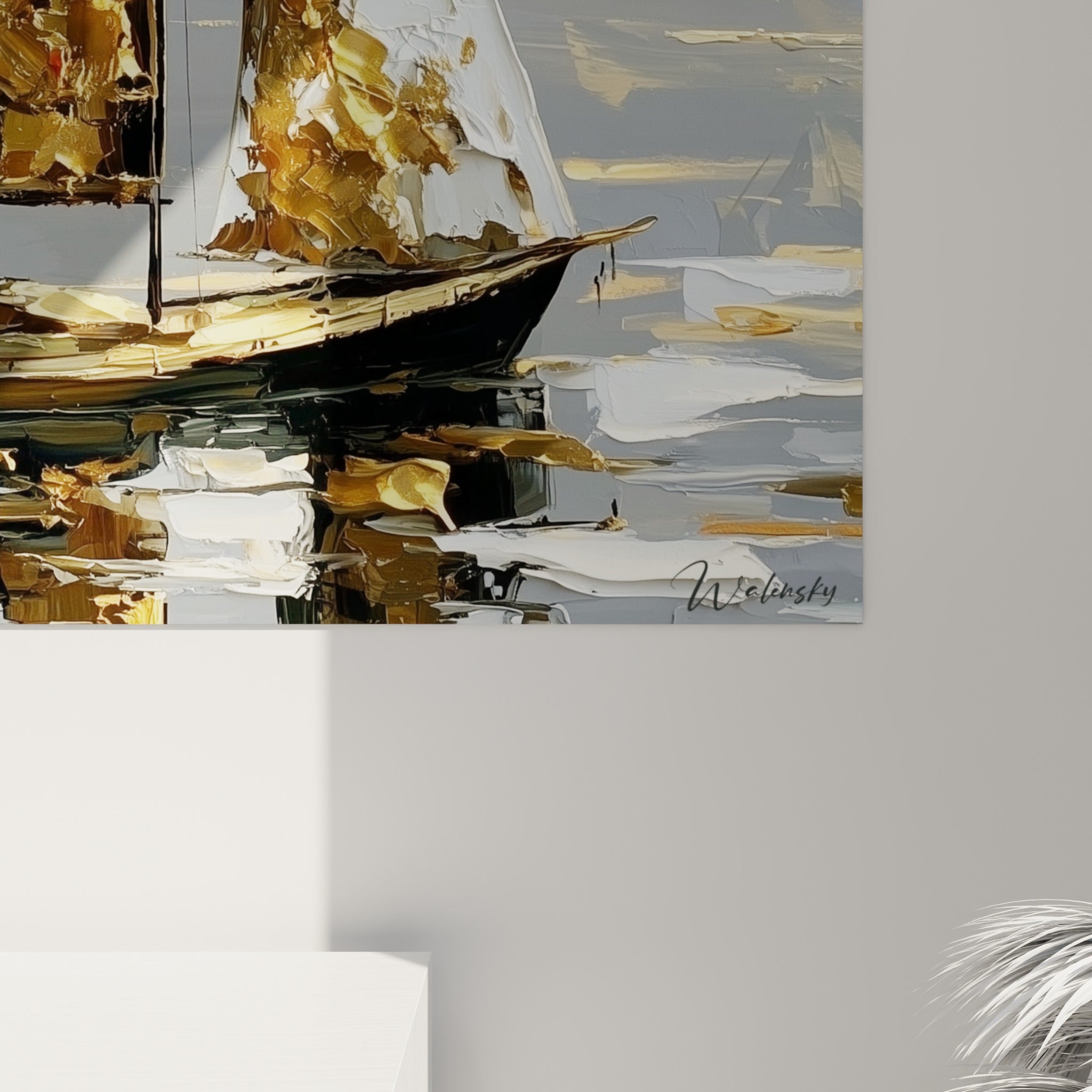 Empâtements dorés et coulures grises sur la toile d'un voilier abstrait révélant le grain de la peinture