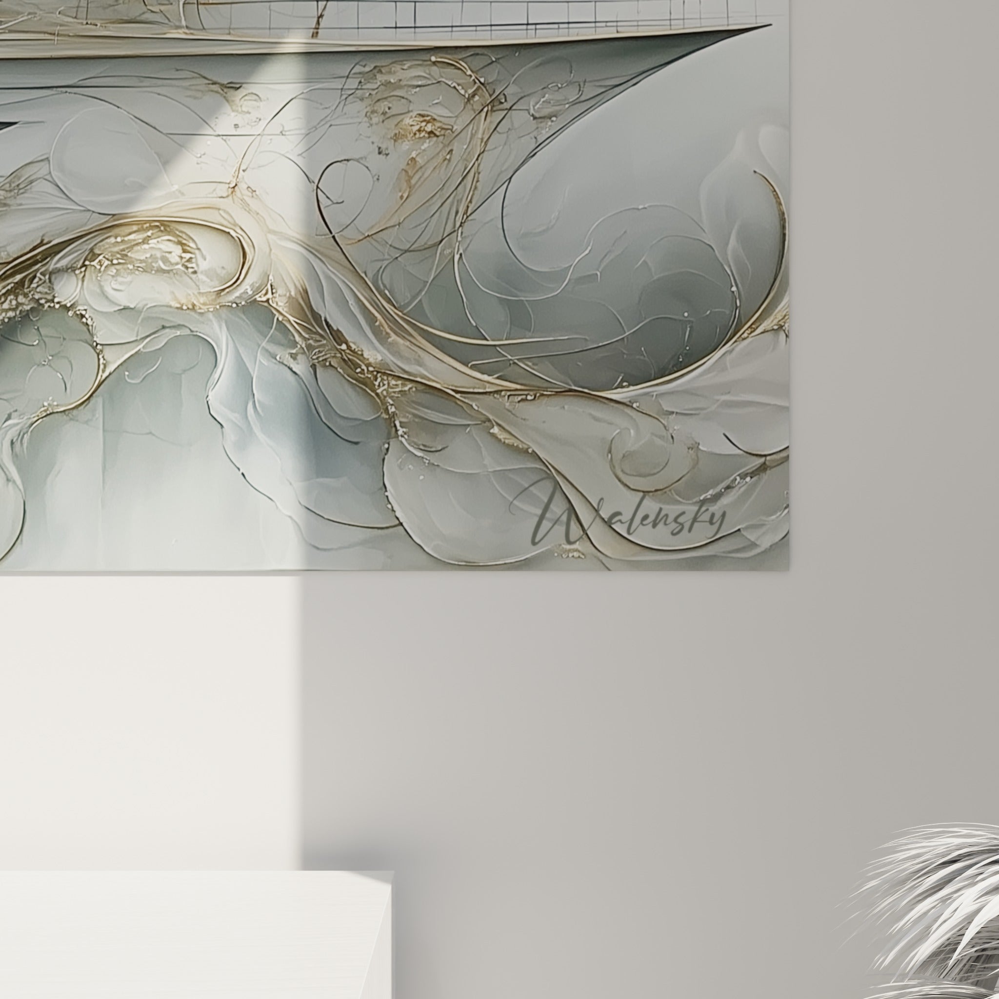 Filigranes dorés et empâtements gris nacrés se mêlant en volutes fines sur ce tableau bateau abstrait accroché