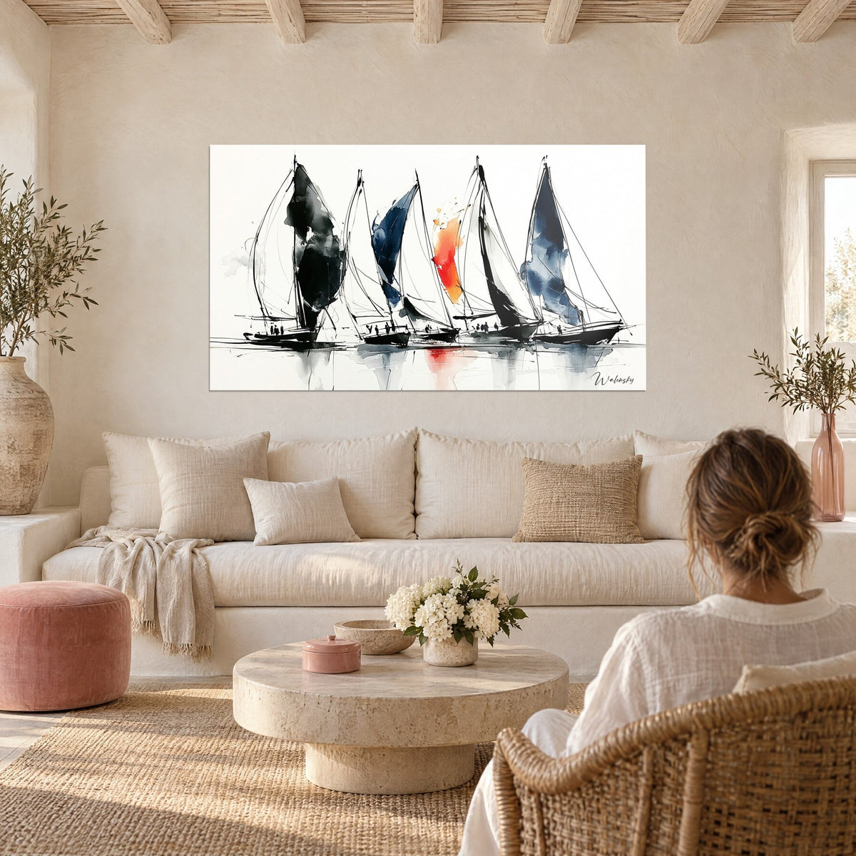 Gemälde Regatta mit fünf Segelbooten in schwarzer Tusche, orangefarbene und marineblaue Segel, über einem Sofa in einem hellen Wohnzimmer