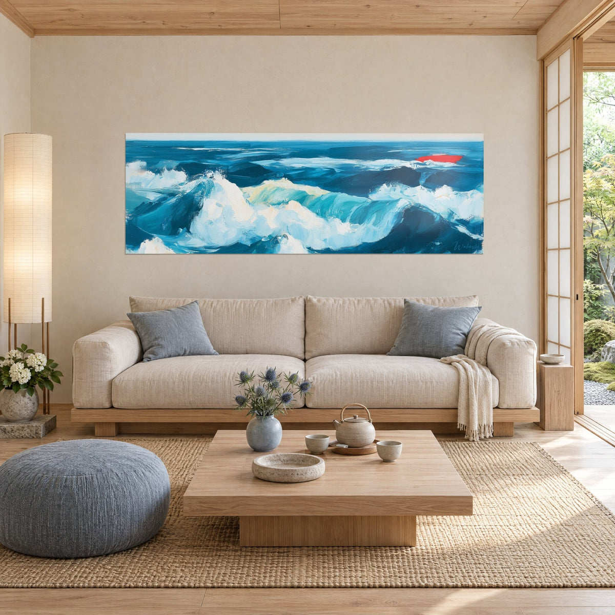 Tableau houle turquoise et crêtes d'écume blanche, minuscule coque rouge à l'horizon, au-dessus d'un canapé dans un salon lumineux