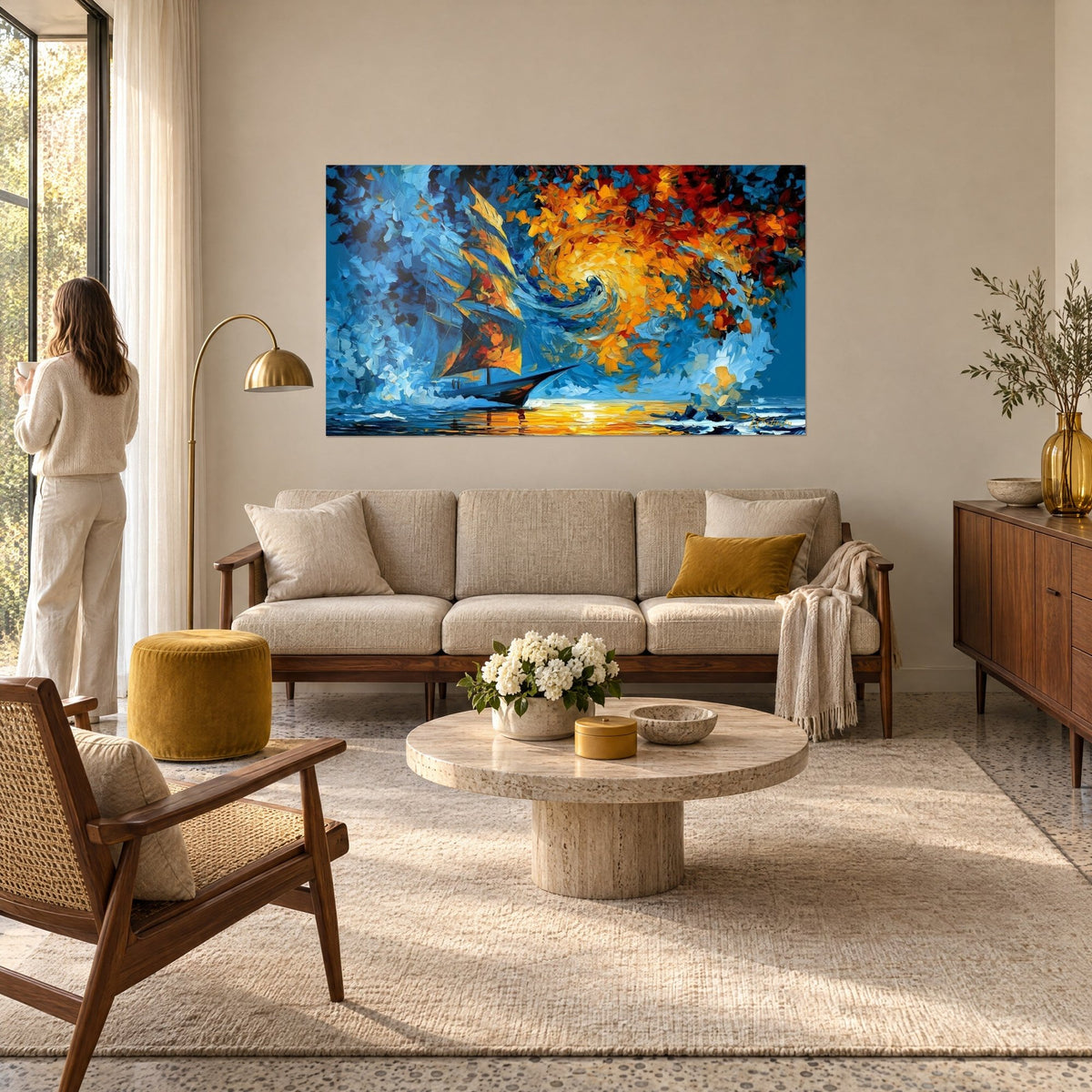 Tableau voilier aux voiles ocre face à un tourbillon orange, bleu cobalt et rouge, au-dessus d'un canapé dans un salon lumineux