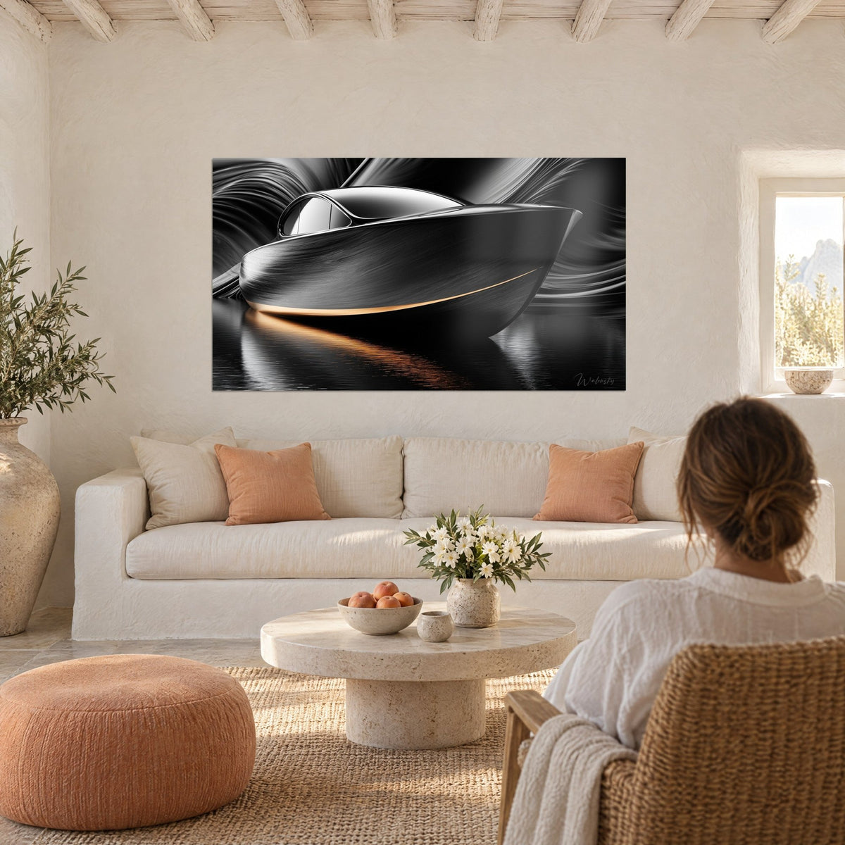 Schilderij futuristische jacht in antraciet met een koperkleurige streep die over zwart water glijdt, een vrouw van achteren, boven een bank in een lichte woonkamer