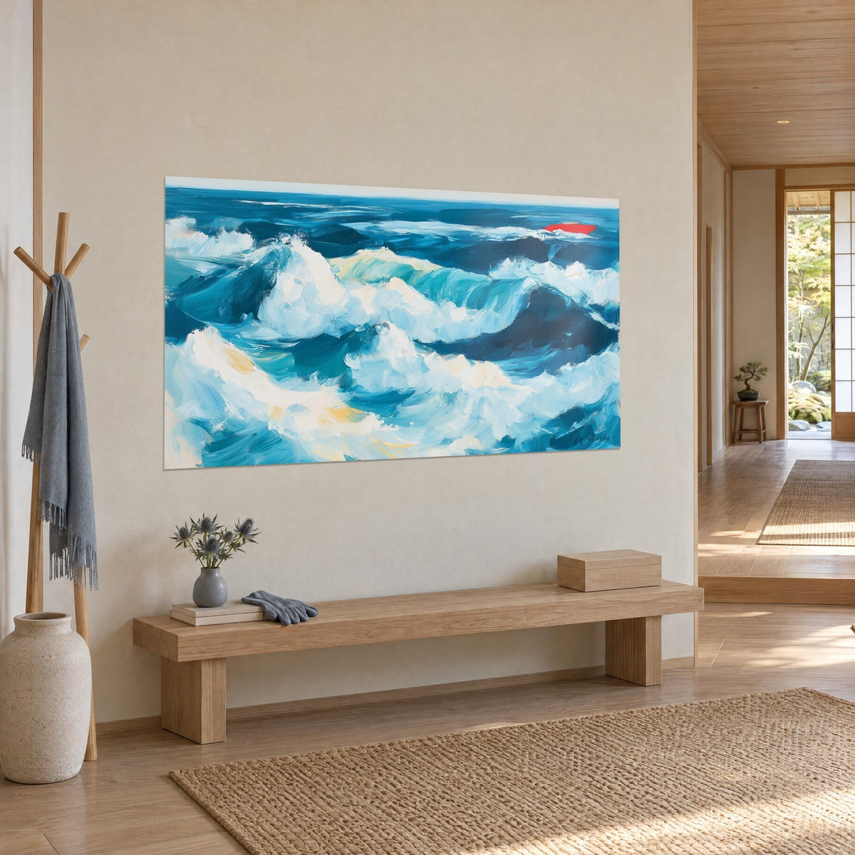 Tableau mer en furie peinte au couteau, creux bleu nuit et gerbes ivoire, vue de trois-quarts près d'un banc en bois clair