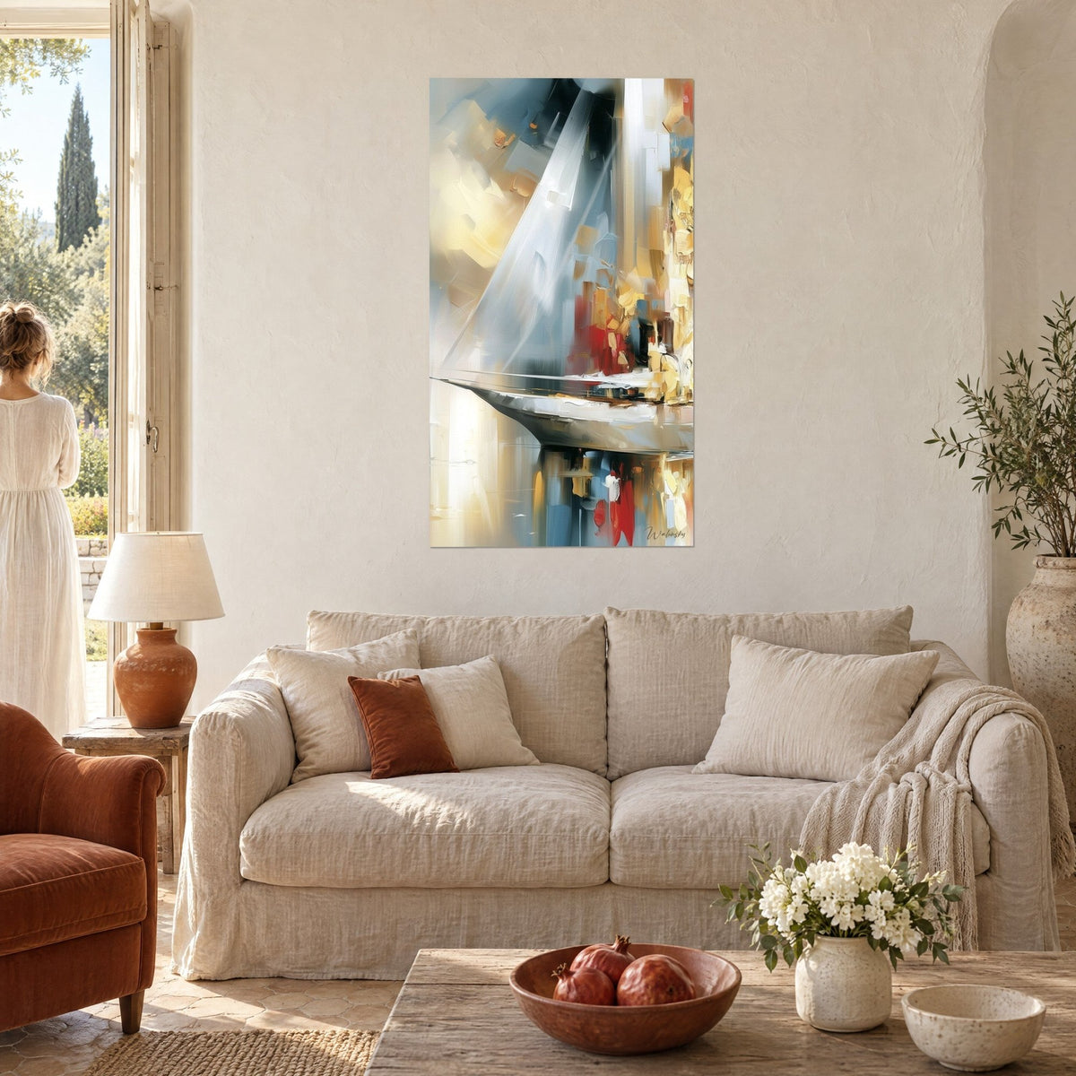 Tableau voilier aux voiles blanches et dorées, touches rouges et reflet mordoré, au-dessus d'un canapé dans un salon lumineux