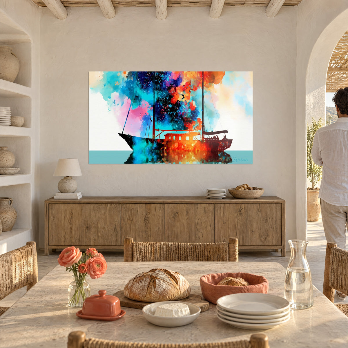 Quadro nave astratta con riflessi arancio ardente su un mare turchese, appeso sopra una credenza in legno, sala da pranzo a volta