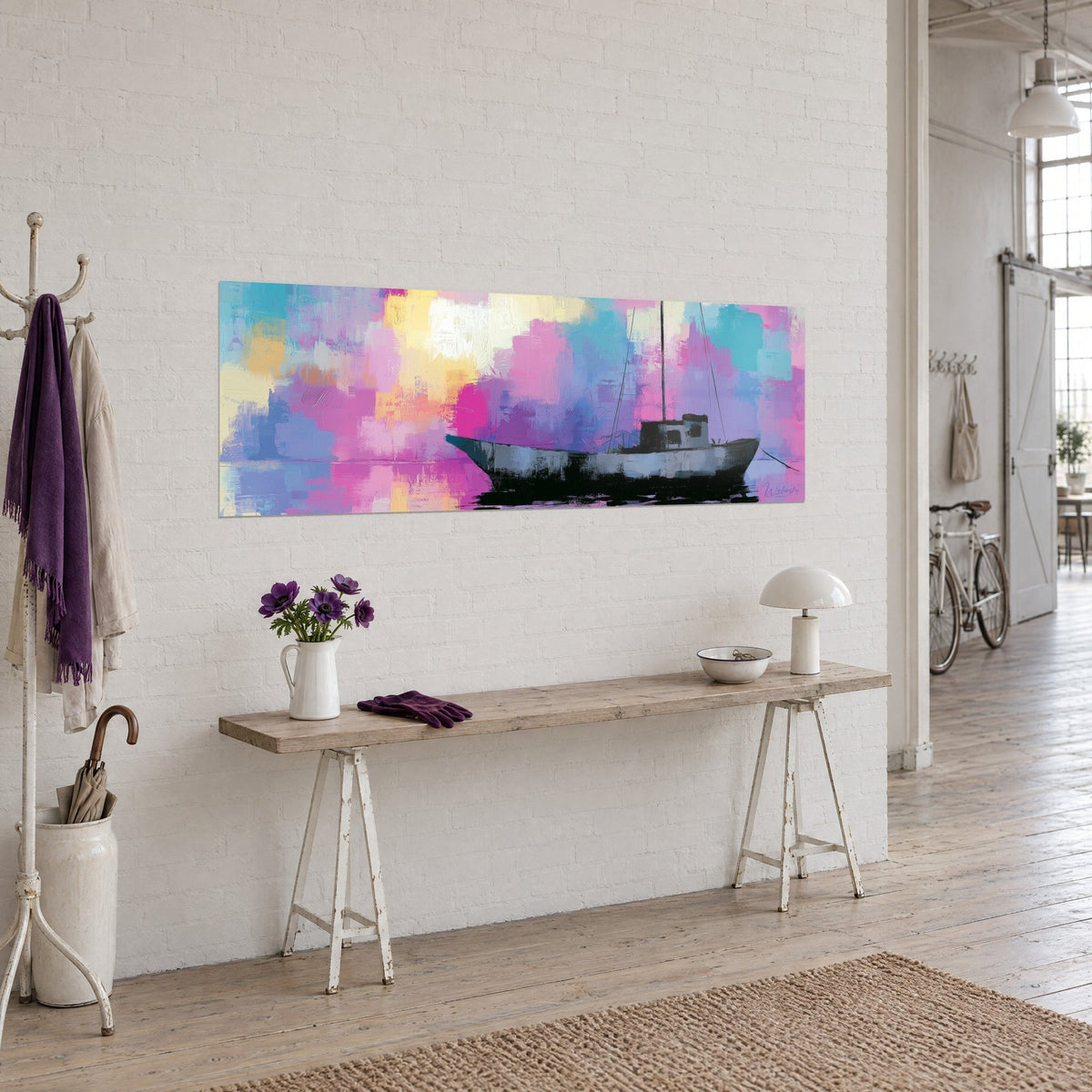 Tableau chalutier sombre aux deux mâts fins, nuages violets et roses, console en bois dans un loft d'artiste, vue de trois-quarts