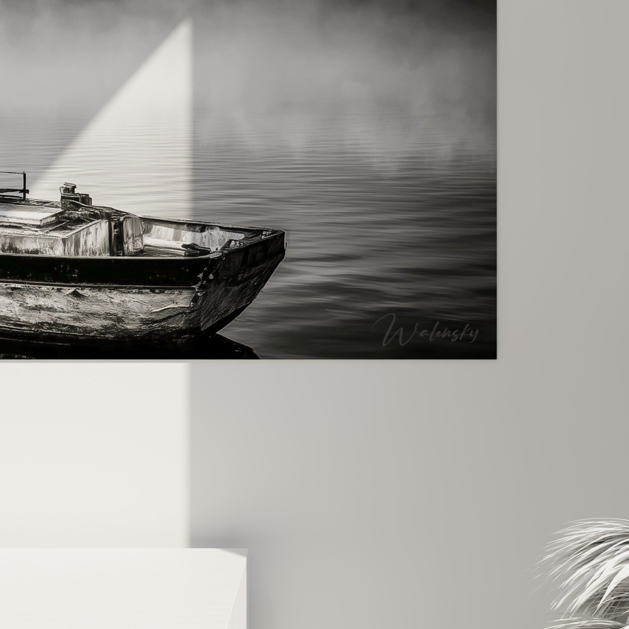 Détail du bateau abstrait montrant le grain du bois gris cendré et les nuances de brume blanche sur la coque