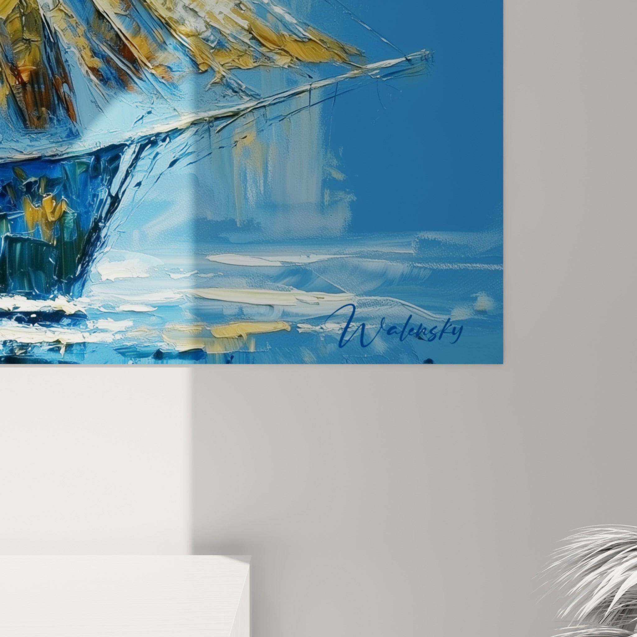 Empâtements dorés et bleu marine se mêlant sur les voiles, détail du tableau bateau abstrait accroché au mur