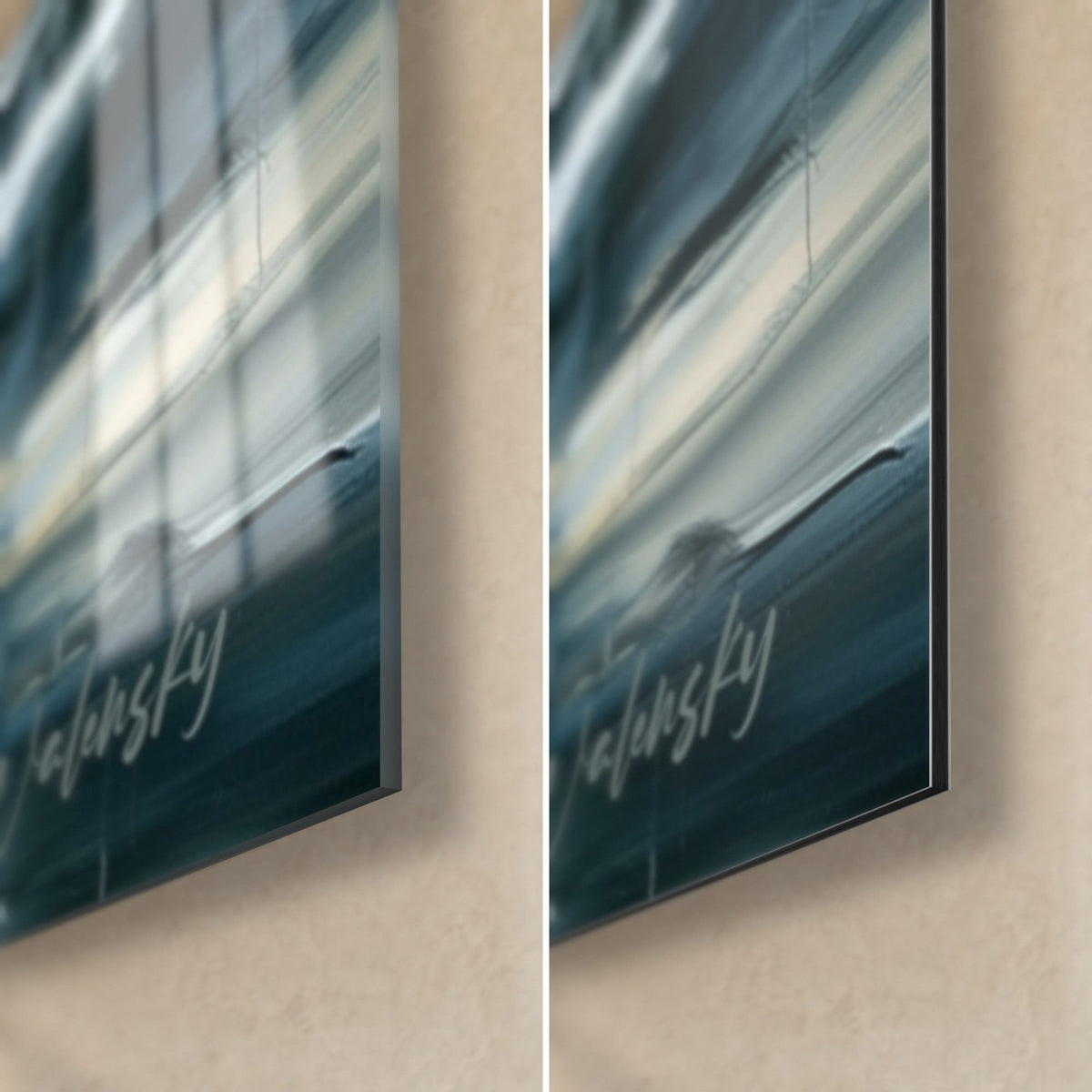Schilderij van zeilboot in grijs en goud, rechtsonder: glanzend acrylglas met blauwige reflecties links, mat Dibond rechts, rand van 3 mm