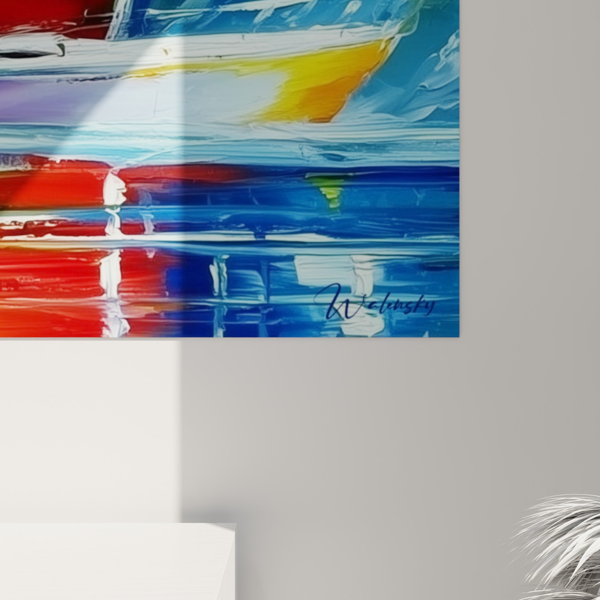 Empâtements de peinture bleu marine et orangés d'un voilier abstrait, matière et coulures visibles de près