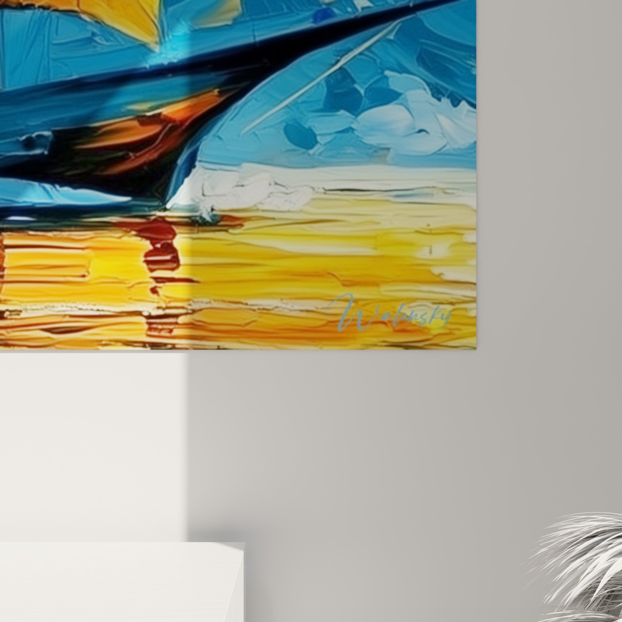 Matière épaisse et coulures orangées sur fond bleu marine, grain visible de la peinture du voilier abstrait