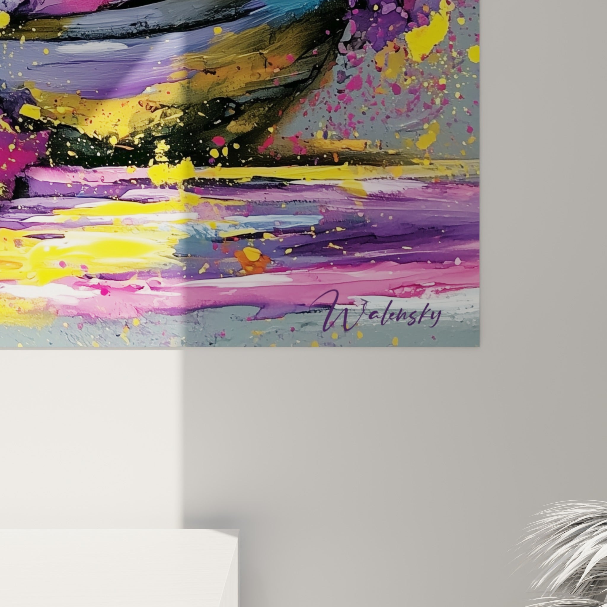Matière éclaboussée du tableau bateau abstrait, empâtements jaune doré et violet se mêlant sur fond anthracite