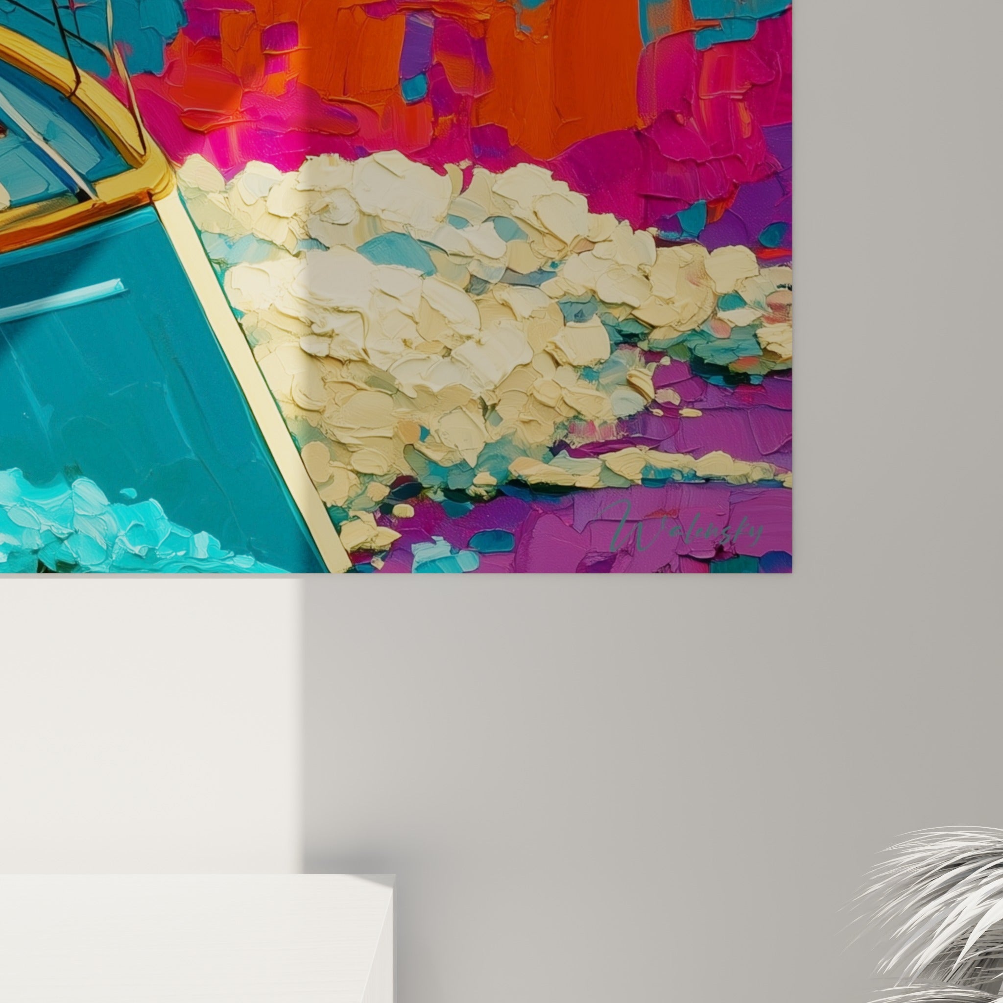Empâtements épais de peinture turquoise et dorée révélant la matière du voilier accroché au mur