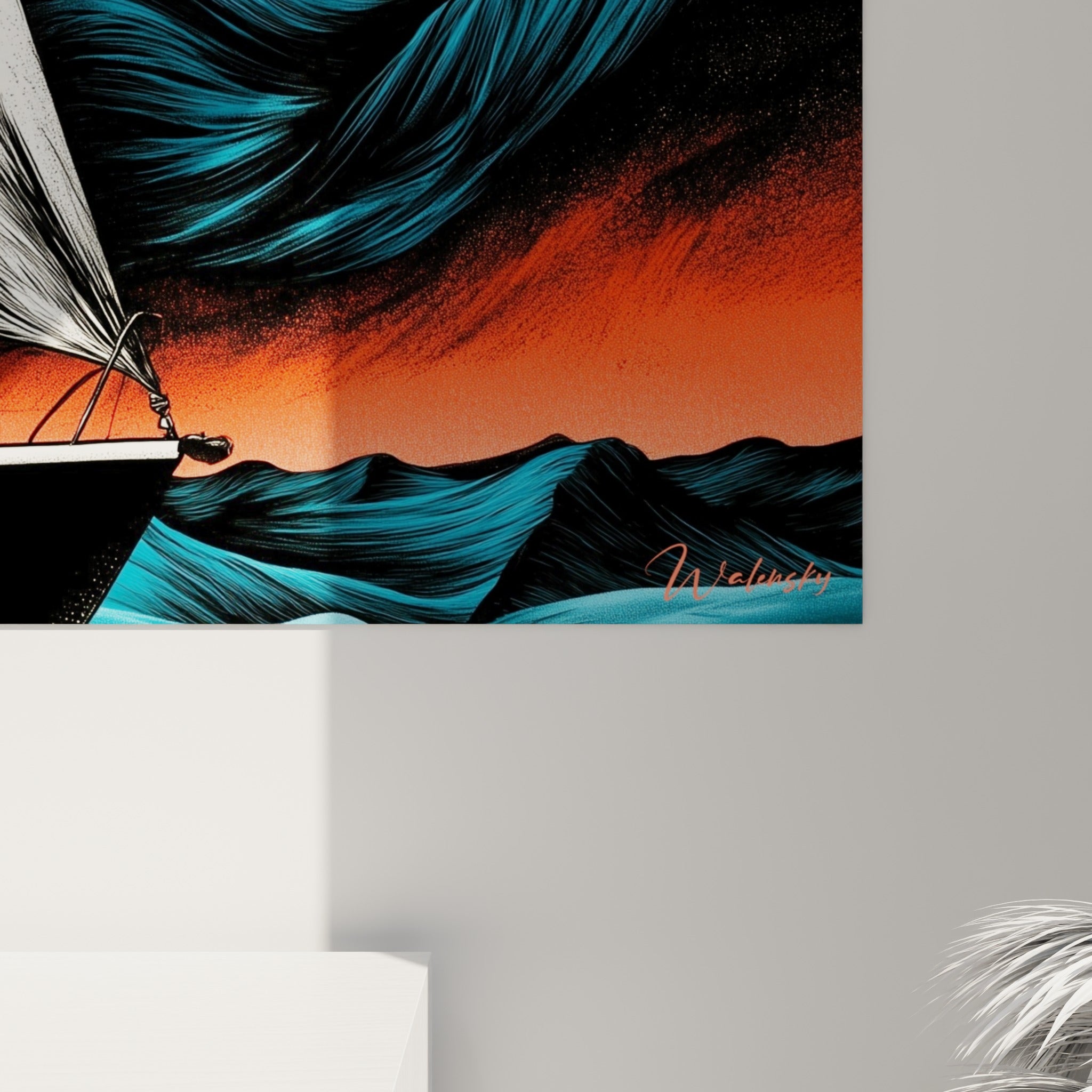 Détail des textures d'encre du voilier noir, grain fin des vagues bleu pétrole et lueur corail en arrière-plan