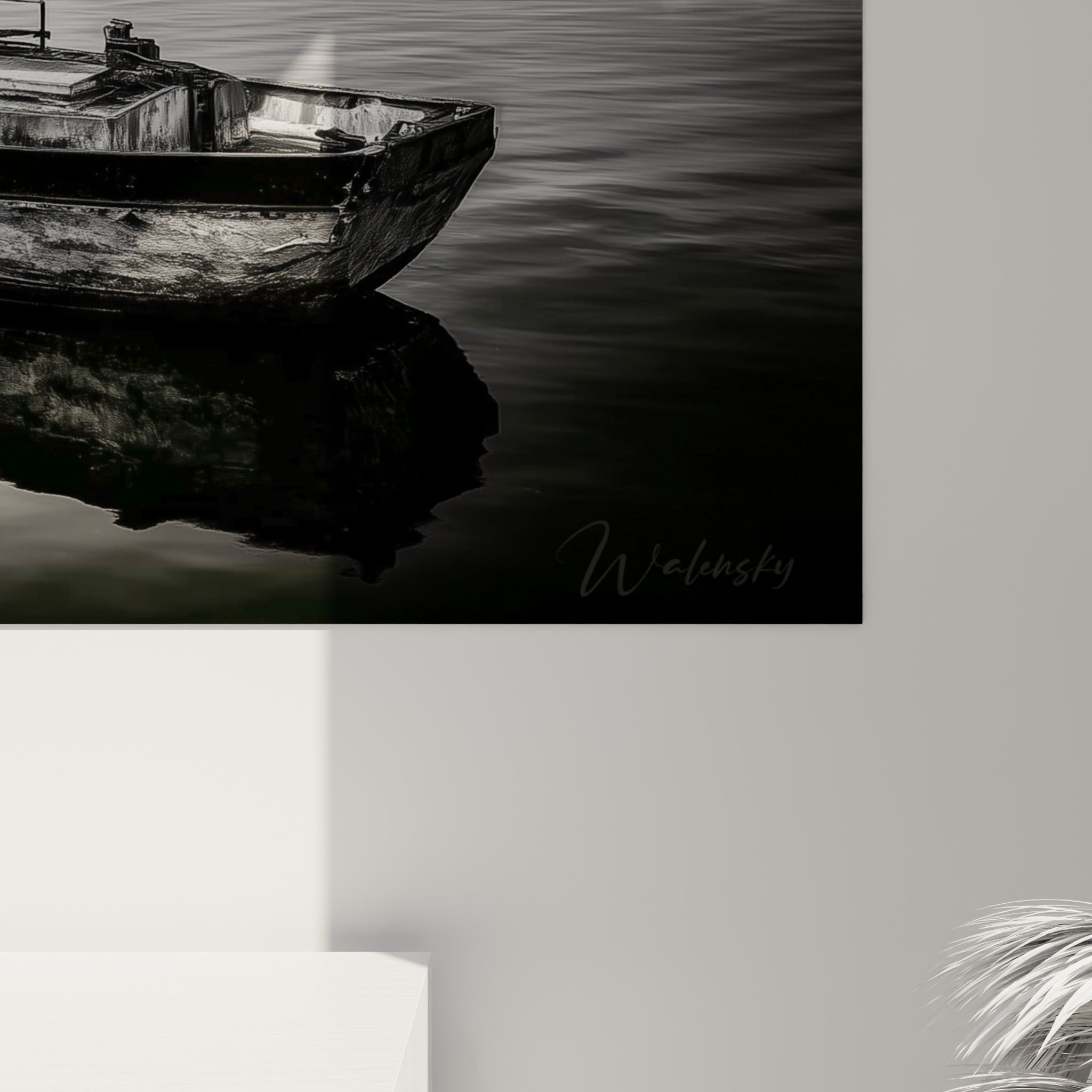 Grain photographique révélant les nuances de gris et les textures de la coque abîmée du bateau