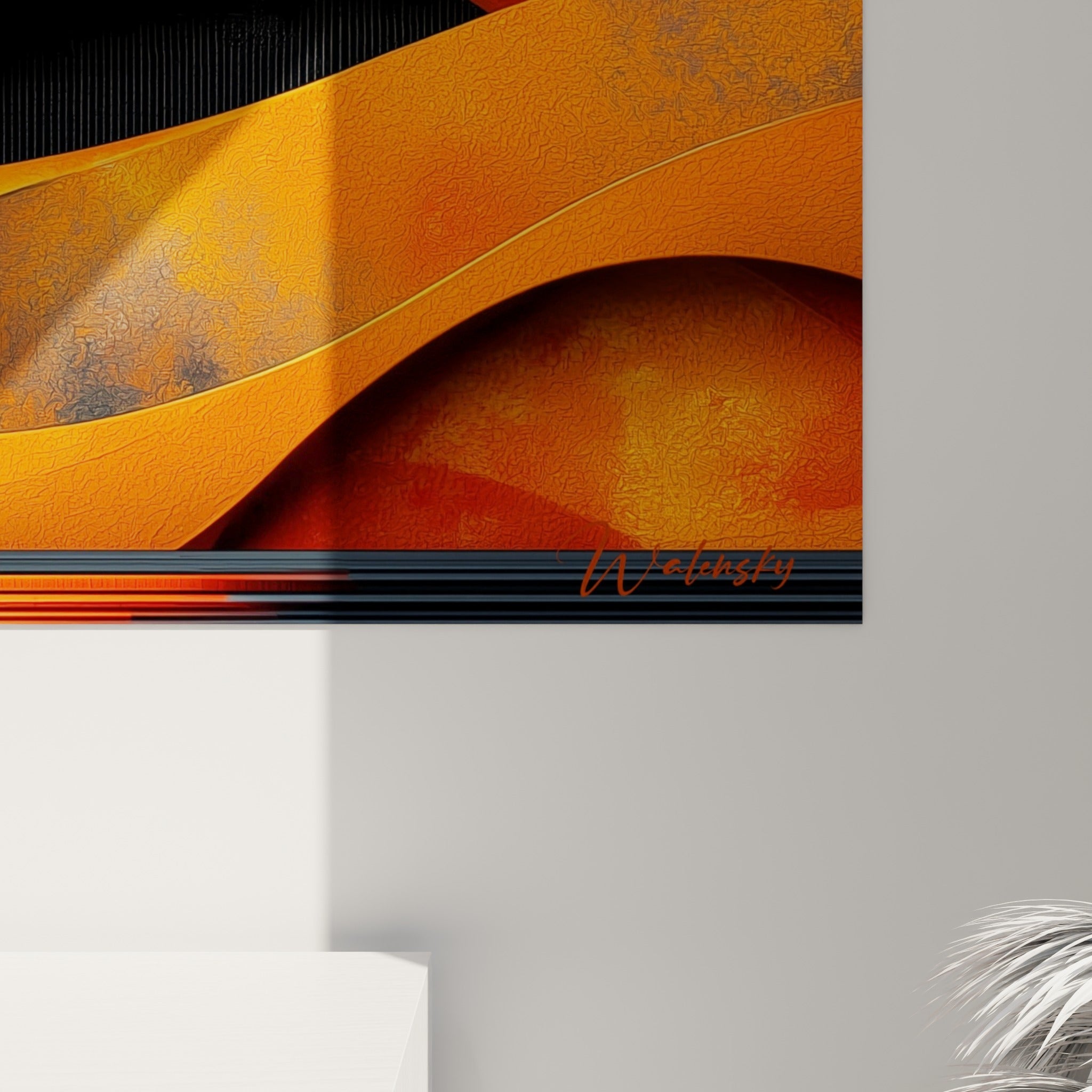 Détail des textures orange cuivré et des nuages blancs sculptés entourant la voile anthracite du tableau bateau abstrait