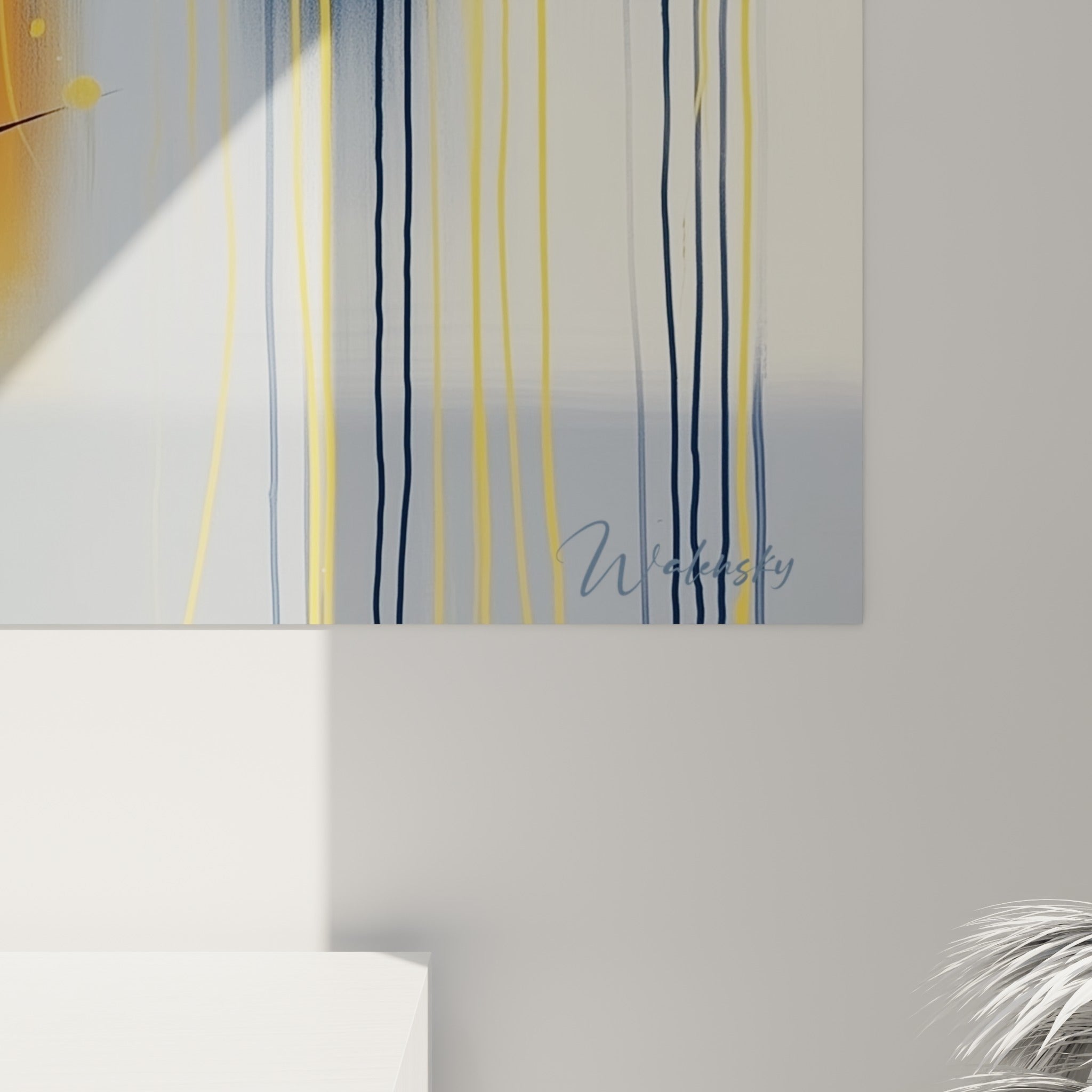 Coulures dorées et empâtements bleu marine formant la matière du tableau bateau abstrait de près