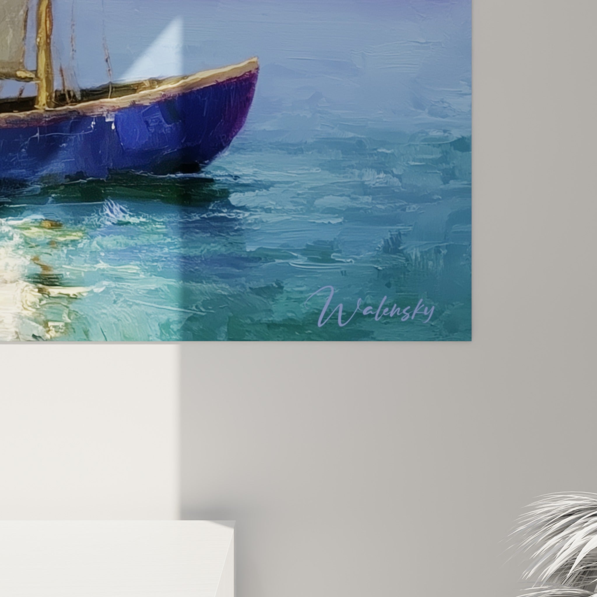 Empâtements de peinture turquoise et mauve visibles sur la toile du bateau abstrait accrochée