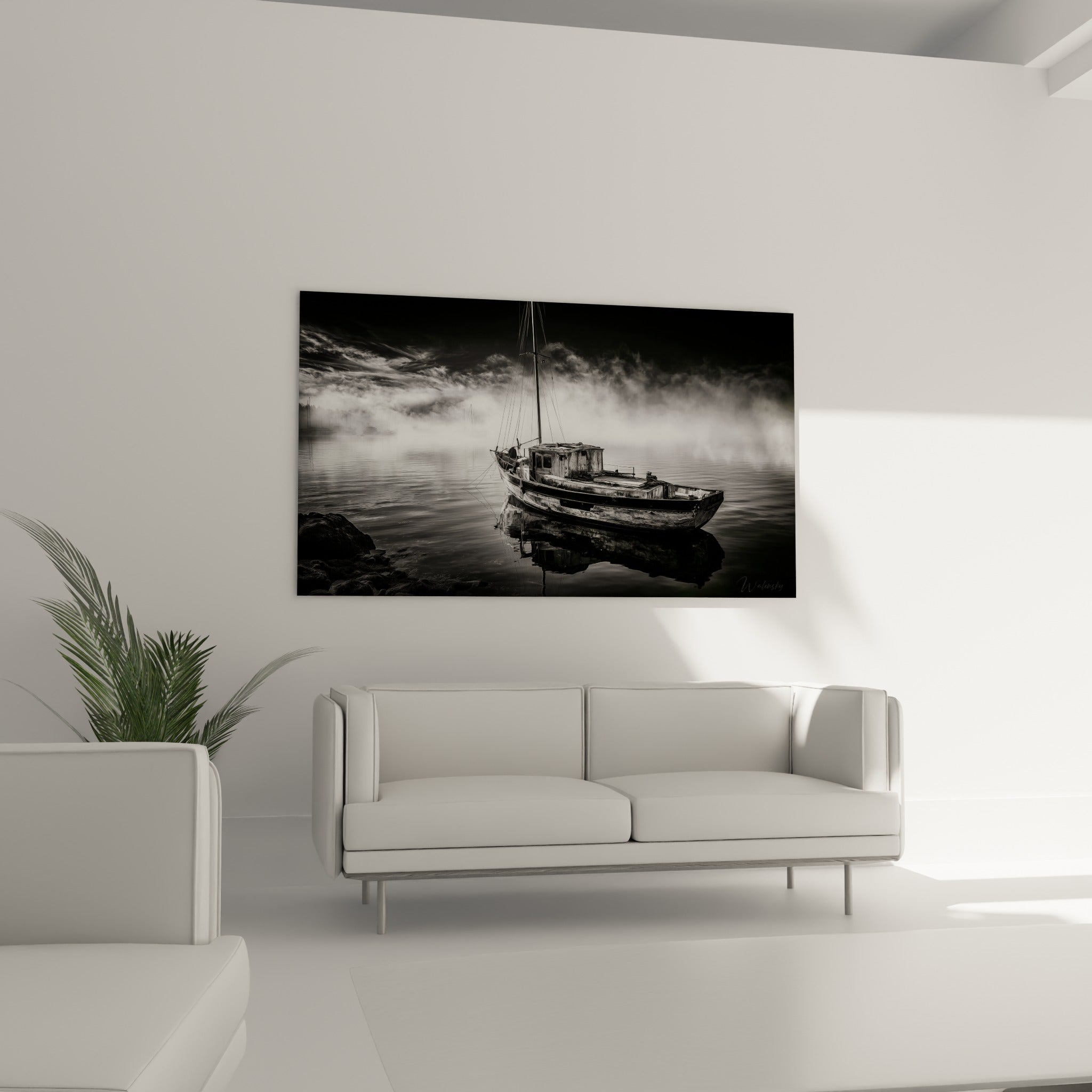 Bateau ancien gris et blanc voguant dans la brume, au-dessus d'un canapé dans un salon lumineux