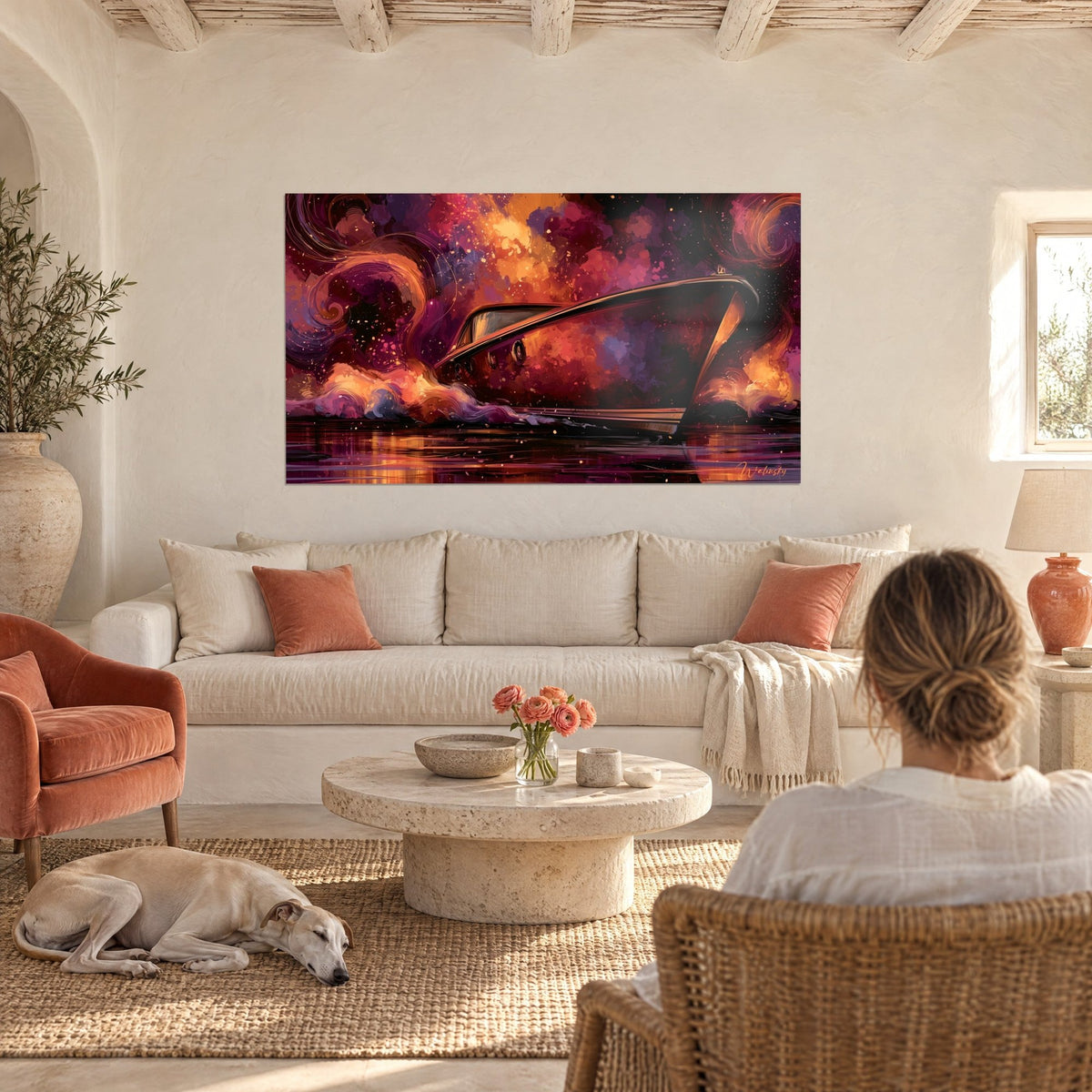Tableau yacht fendant une écume pourpre et dorée sous un ciel étoilé, au-dessus d'un canapé dans un salon lumineux