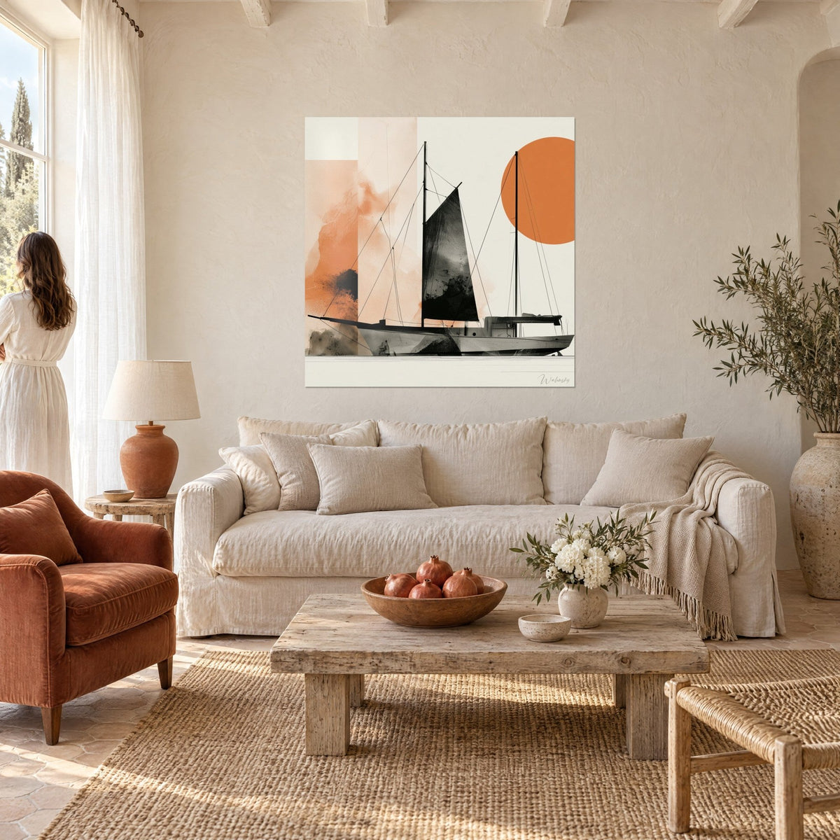 Tableau voilier noir à grand foc charbon devant un disque orange, ivoire et corail, une femme de dos, au-dessus d'un canapé dans un salon lumineux