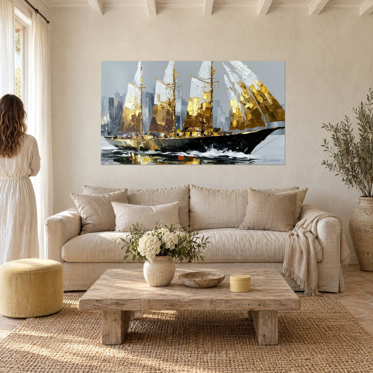 Gemälde Dreimaster mit weißen und goldenen Segeln, schwarzer Rumpf durchpflügt die Gischt, eine Frau von hinten, über einem Sofa in einem lichtdurchfluteten Wohnzimmer