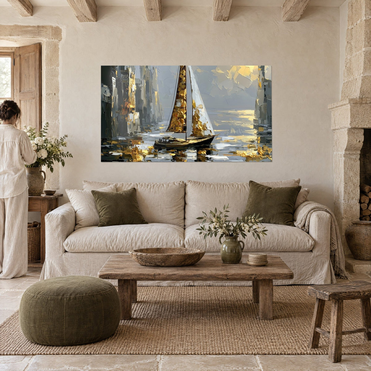 Tableau voilier à la grand-voile dorée entre falaises grises, couleurs or et gris perle, au-dessus d'un canapé dans un salon lumineux