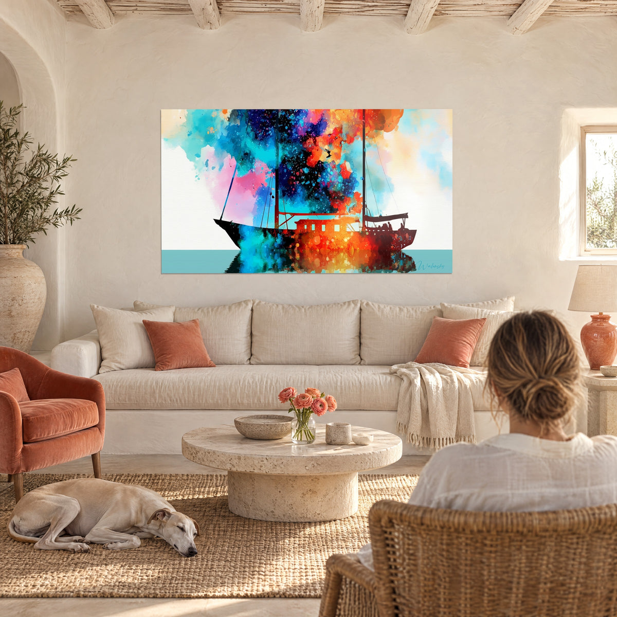 Quadro velliero in sagoma nera sotto una nuvola di schizzi turchese e arancio, sopra un divano in un soggiorno luminoso