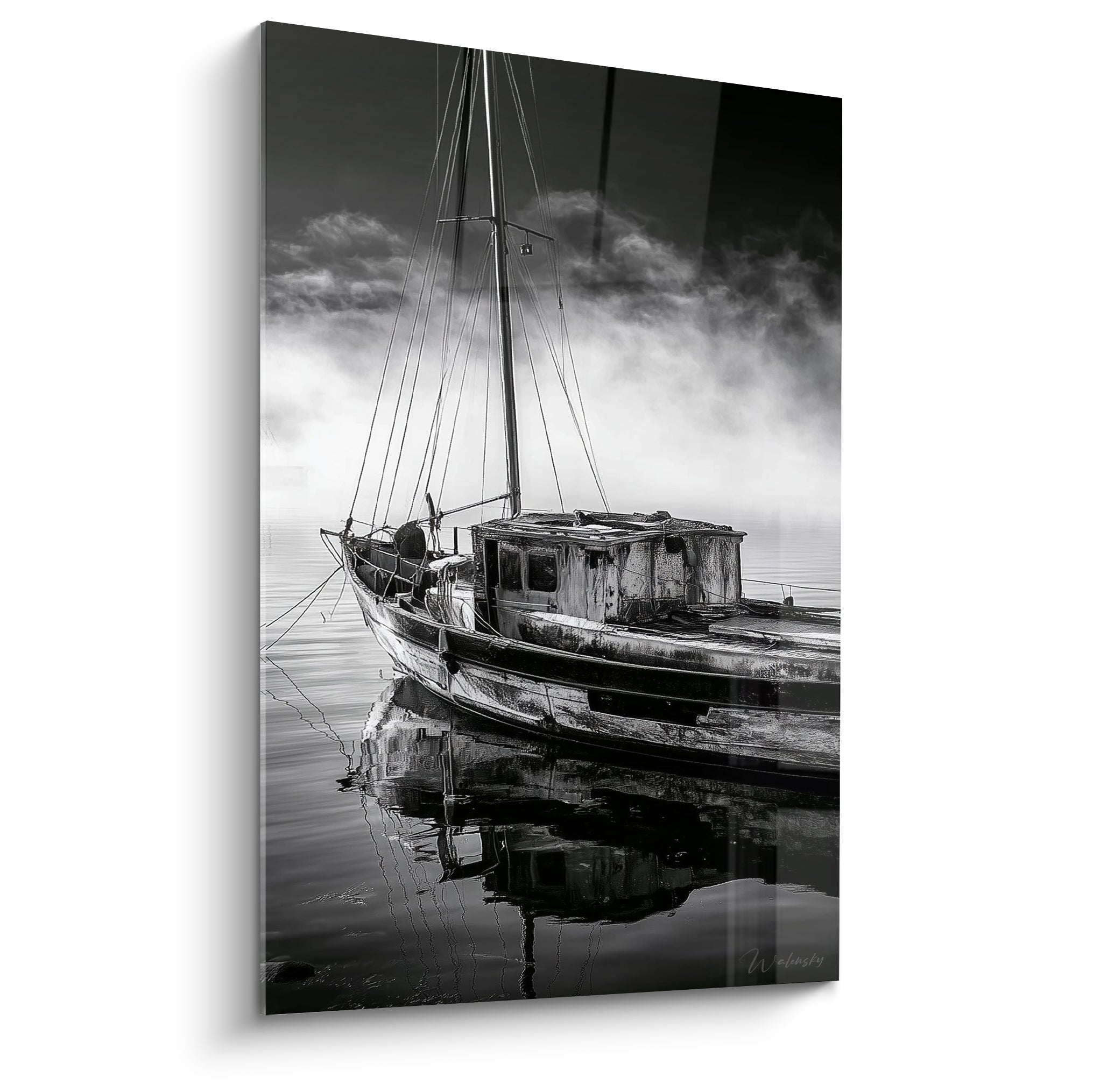 Voilier abandonné noir et blanc flottant dans une brume dense, reflet sur eau anthracite lisse