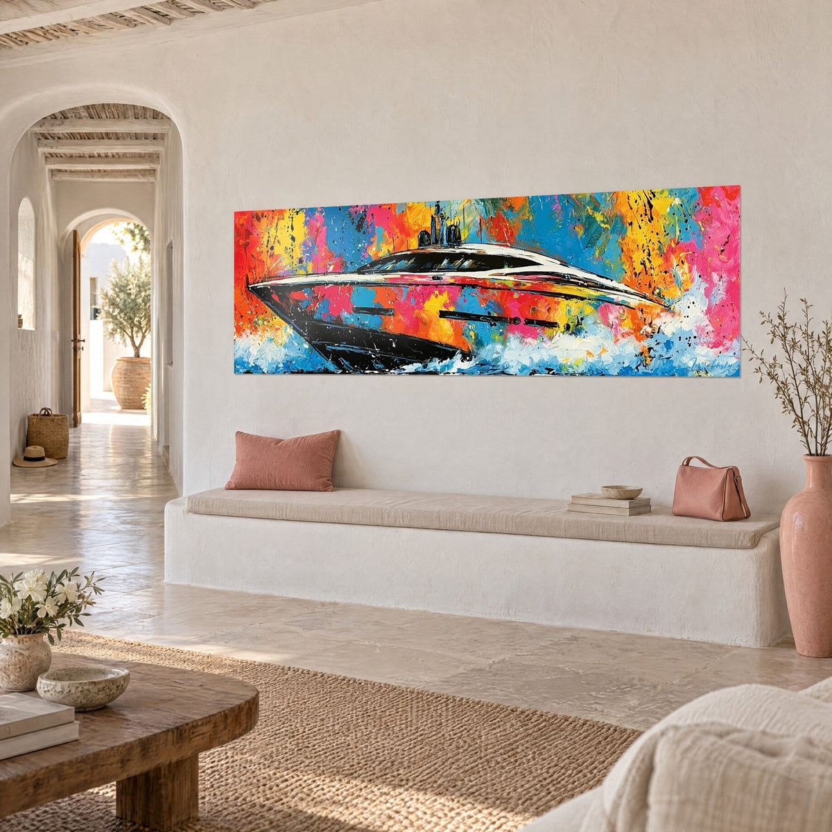 Tableau vedette de luxe aux lignes effilées, pont blanc et fond jaune safran et bleu, vue de trois-quarts sur mur chaulé